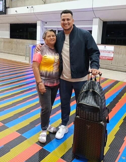 肩を組むヤクルトホセ・キハダ（右）と母ロウルデスさん（本人提供）