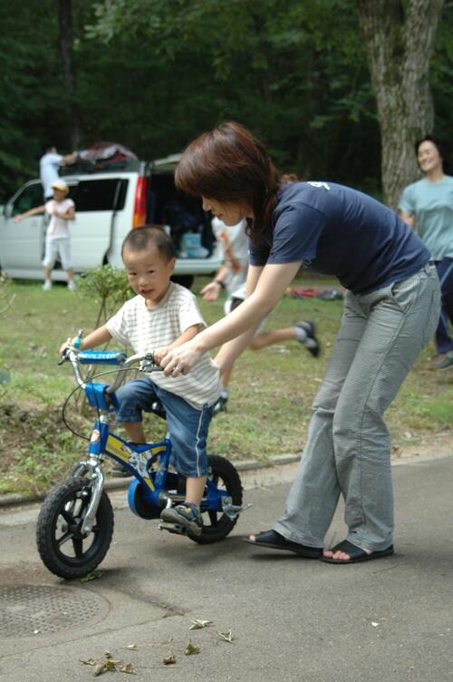 幼少時代に母と自転車で遊ぶ阪神岡城（左）