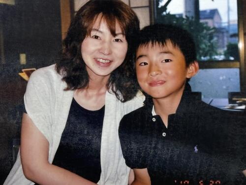 少年時代の楽天荘司と母裕子さん（本人提供）