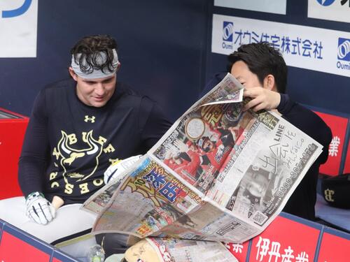 日本ハム戦を前に、日刊スポーツで10日掲載の母の日企画に登場し、紙面に目を通すオリックスのボブ・シーモア内野手