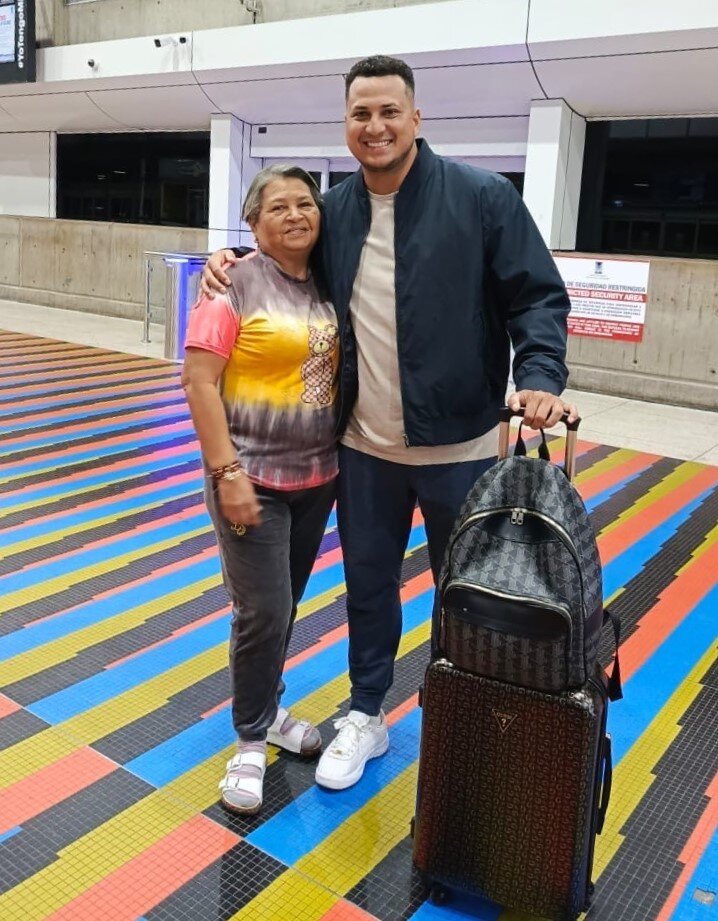 肩を組むヤクルトホセ・キハダ（右）と母ロウルデスさん（本人提供）