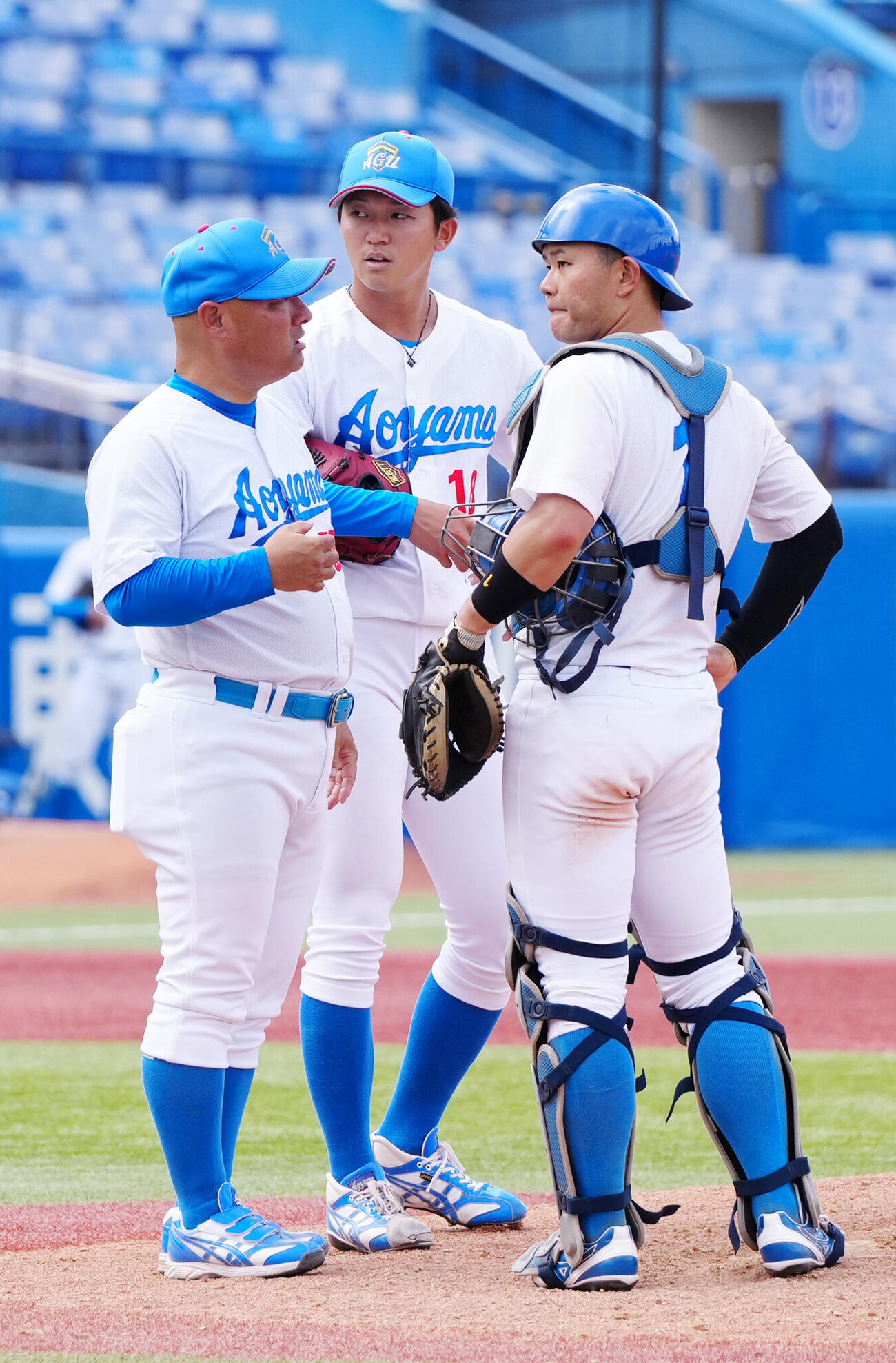 東都大学野球　青学大対東洋大　9回裏、青学大・安藤寧則監督（左）と話す先発の鈴木泰成（中央）と捕手渡部海（撮影・江口和貴）