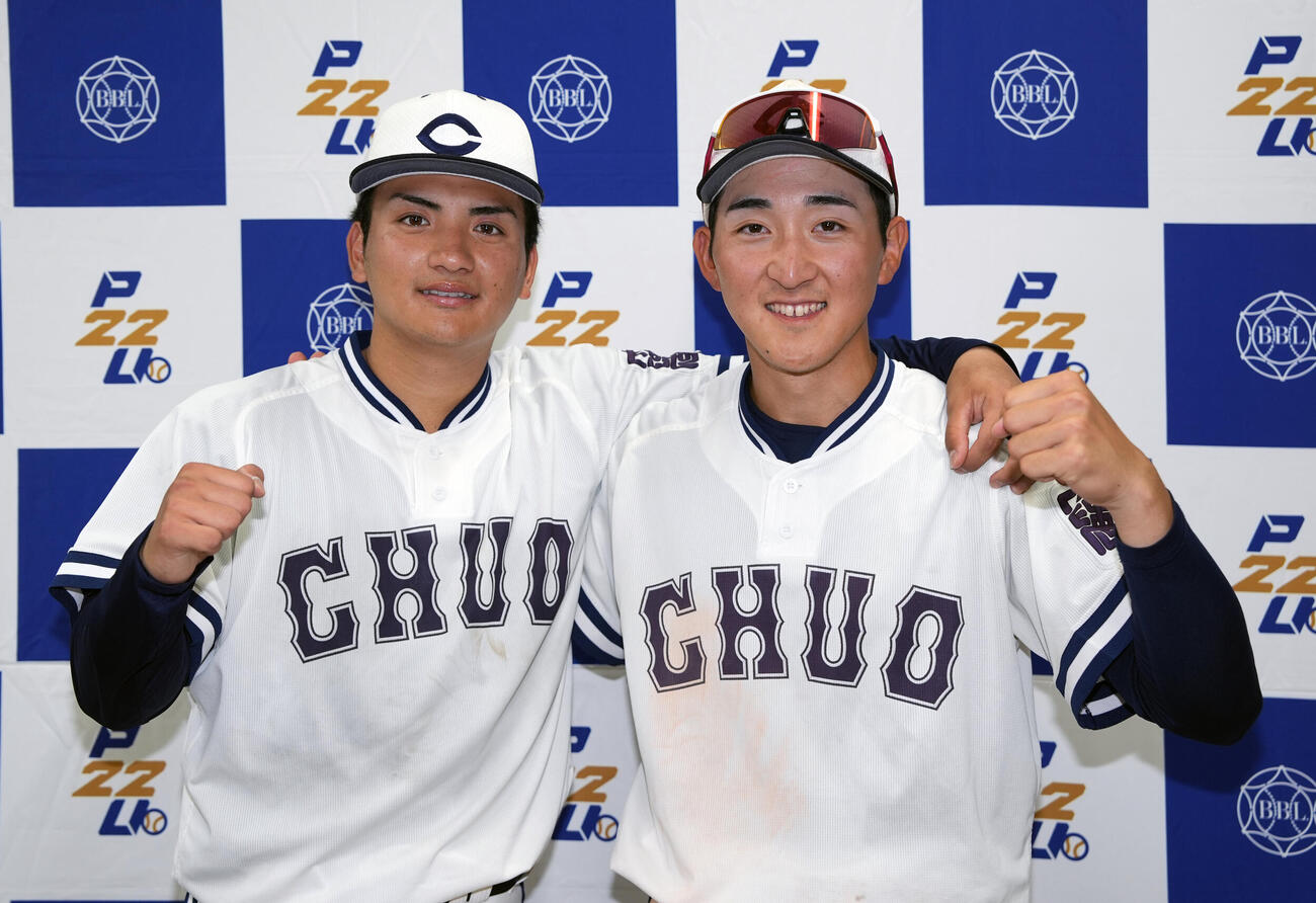東都大学野球春季リーグ　立正大対中大　立正大に勝利しガッツポーズで写真に納まる中大・東恩納蒼（左）と橋本航河（撮影・小島史椰）