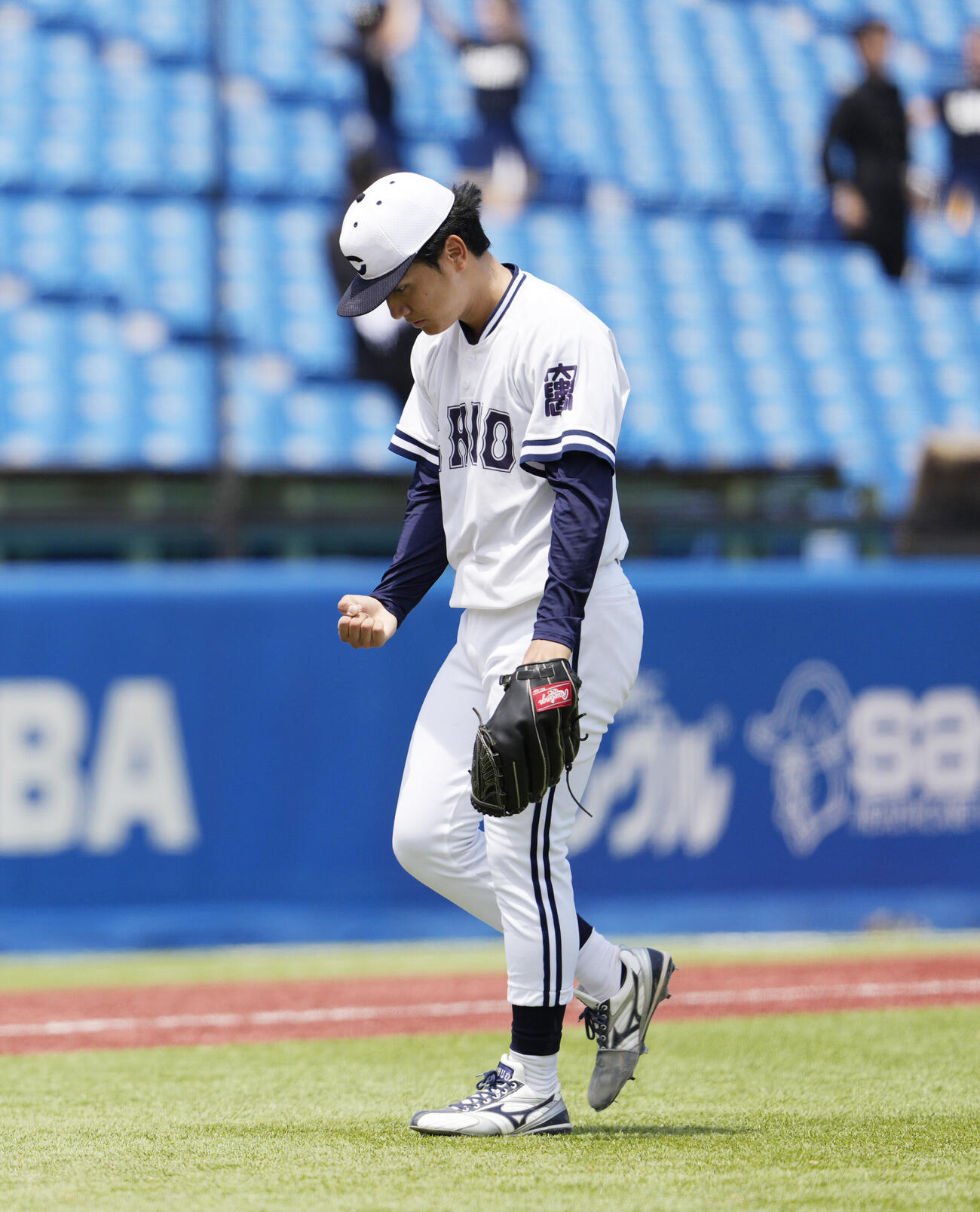 東都大学野球春季リーグ　立正大対中大　立正大に勝利しガッツポーズをする中大・東恩納蒼（撮影・小島史椰）