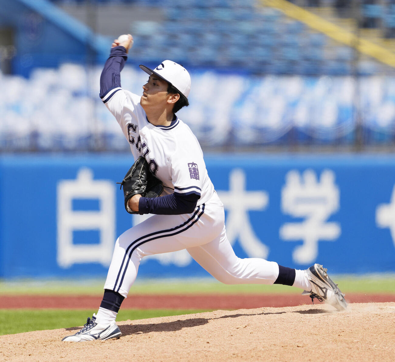 東都大学野球春季リーグ　5回表から登板し力投する東恩納蒼（撮影・小島史椰）