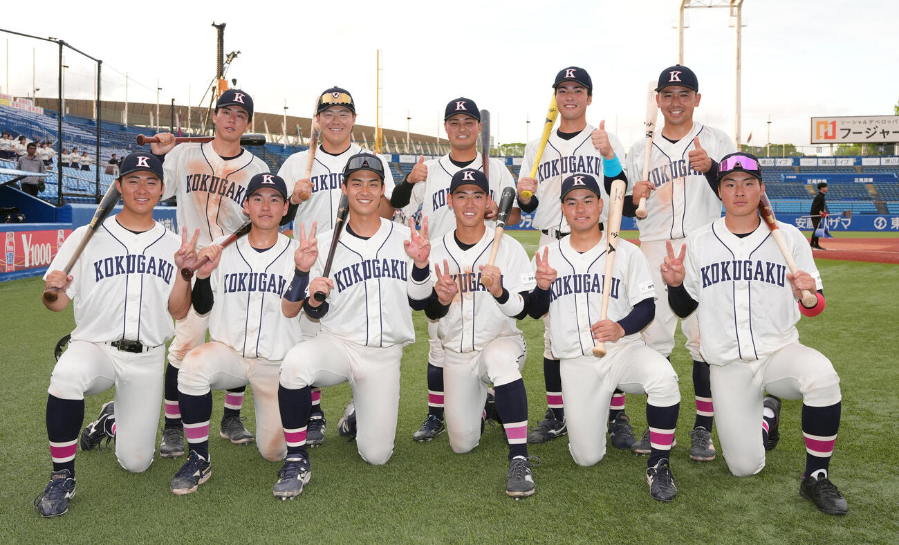 東都大学野球春季リーグ　18本の本塁打を放った国学院大の選手たち。前列左から大谷汰一、平井悠馬、石野蓮授、金子晄也、緒方漣、花田悠月、後列左から石井嘉朗、坂根葉矢斗、田井志門、佐藤大空、赤堀颯（撮影・小島史椰）