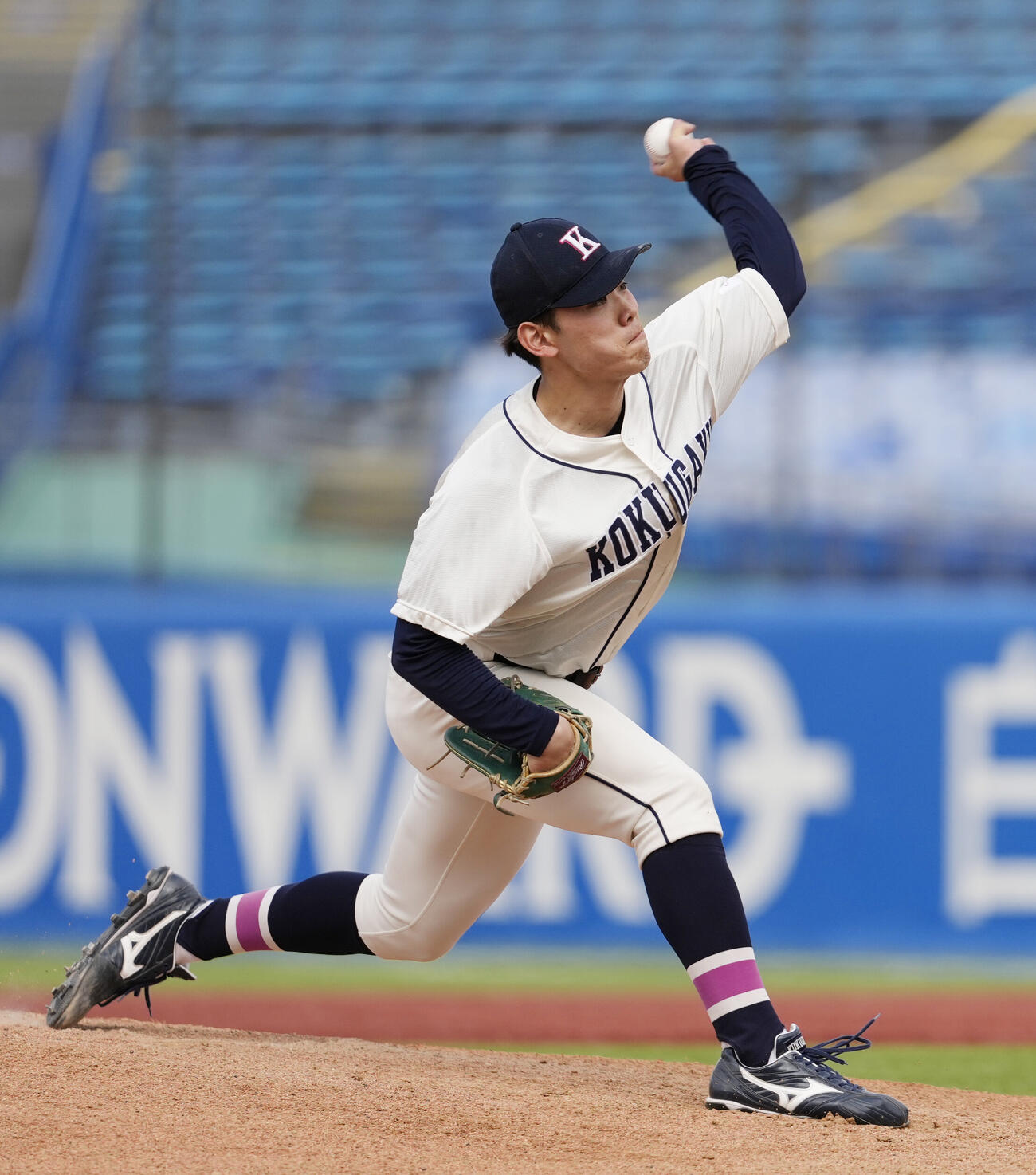 東都大学野球春季リーグ　国学院大対亜大　力投する先発の国学院大・藤本士生（撮影・小島史椰）