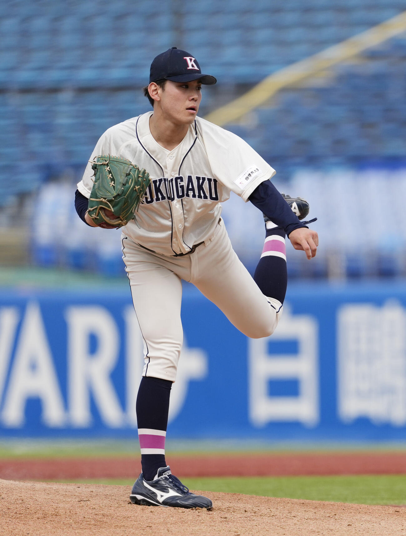 東都大学野球春季リーグ　国学院大対亜大　力投する先発の国学院大・藤本士生（撮影・小島史椰）