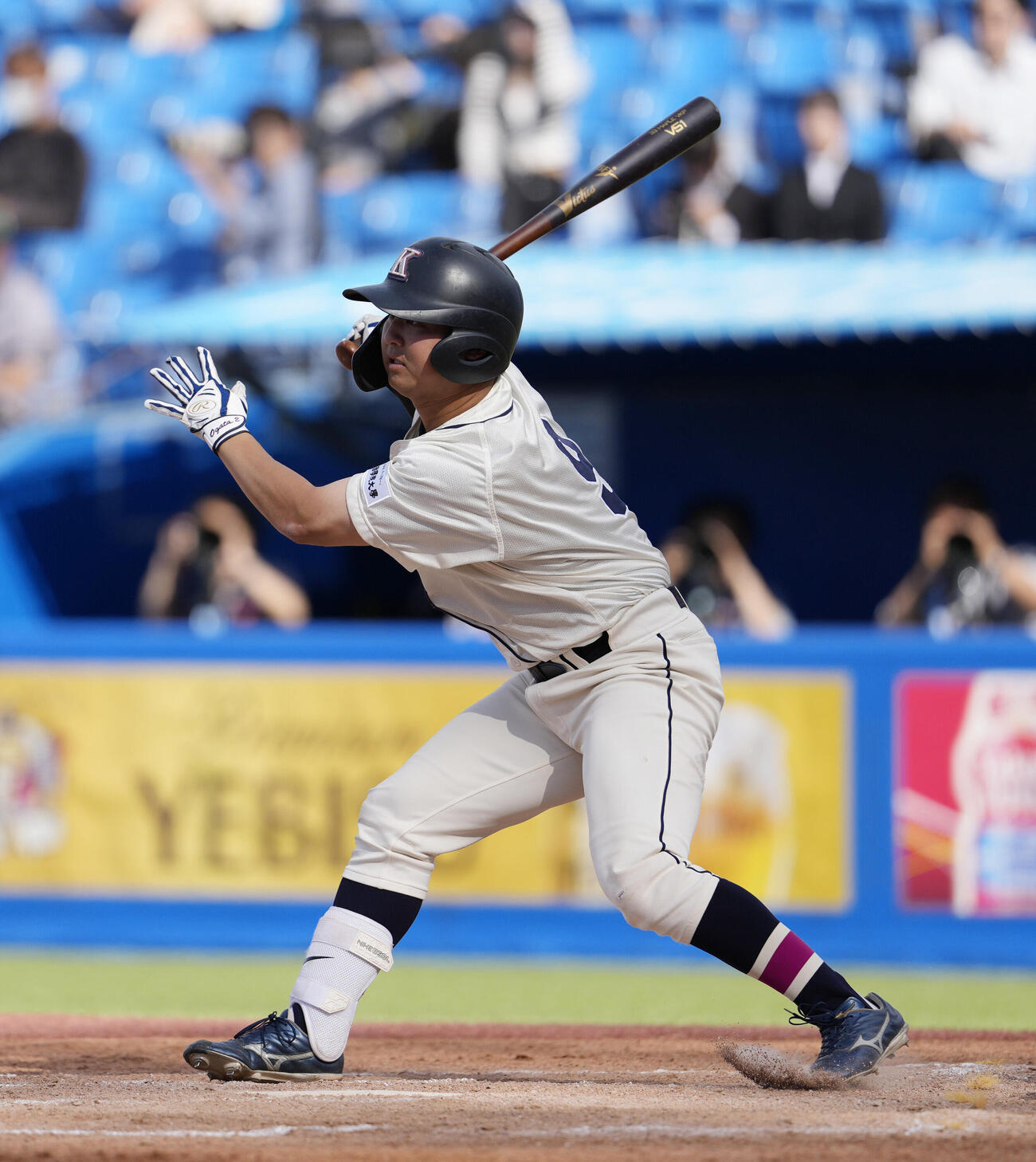 東都大学野球春季リーグ　国学院大対亜大　3回表国学院大1死一、三塁、適時打を放つ田井志門（撮影・小島史椰）