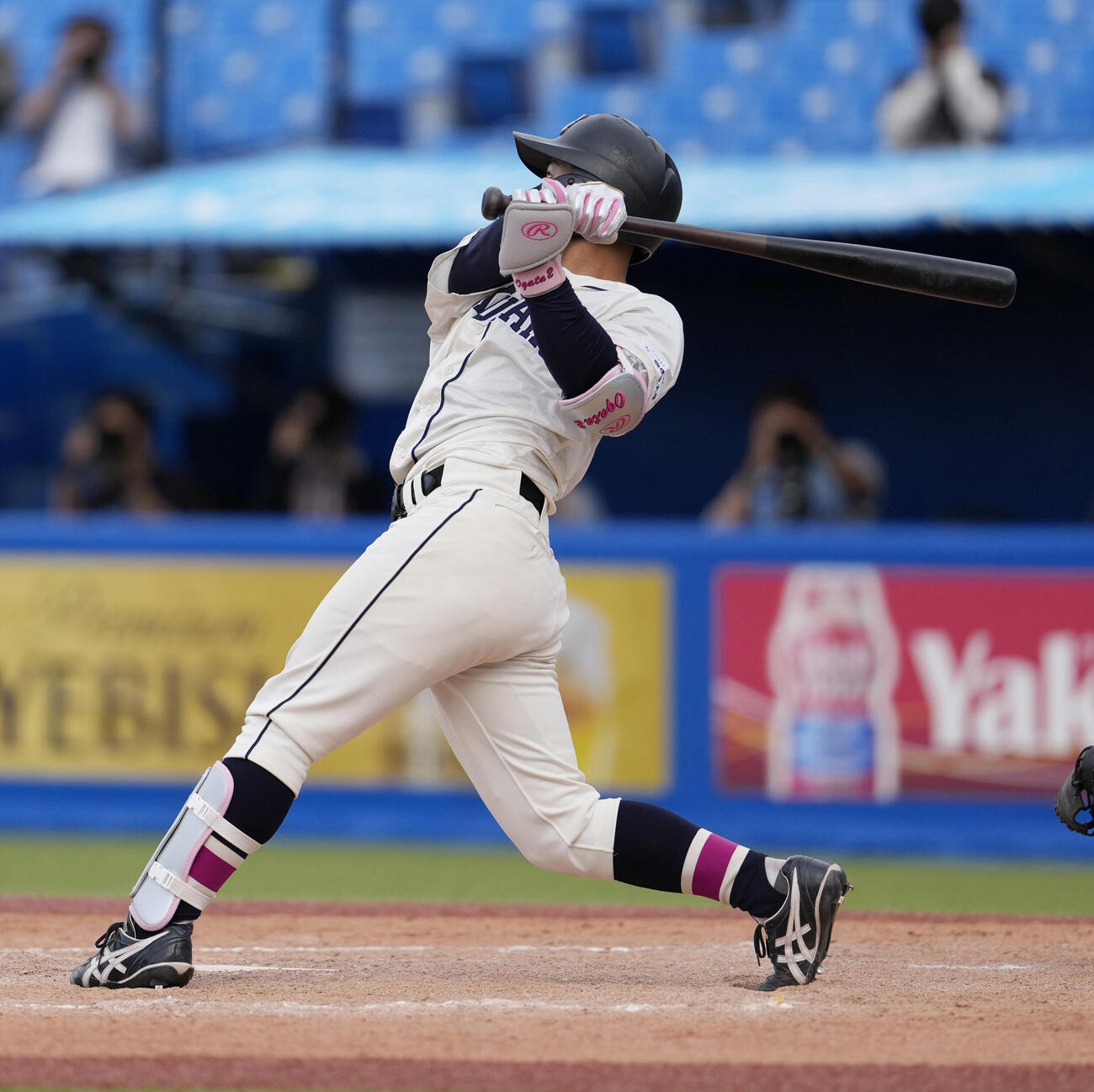 東都大学野球春季リーグ　国学院大対亜大　8回表国学院大1死一、三塁、右犠飛を放つ緒方漣（撮影・小島史椰）