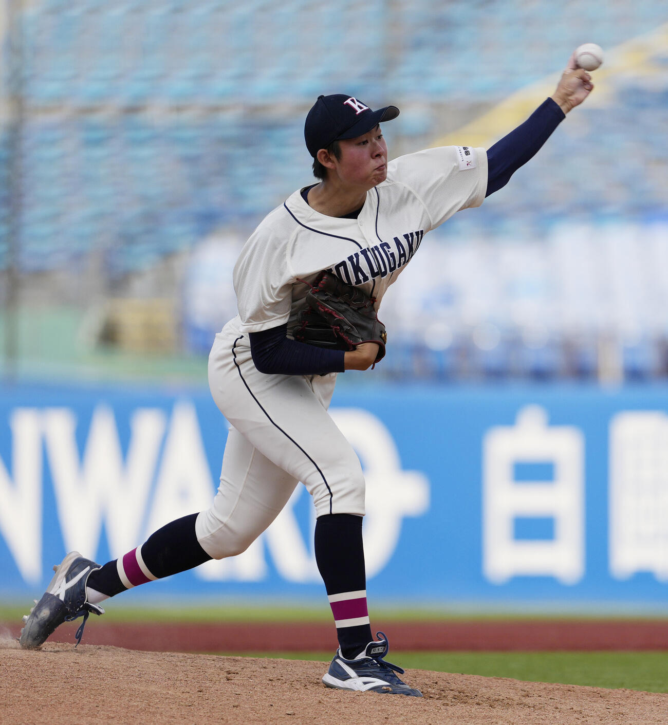 東都大学野球春季リーグ　国学院大対亜大　4回裏途中から登板し力投する国学院大・中井遙次郎（撮影・小島史椰）