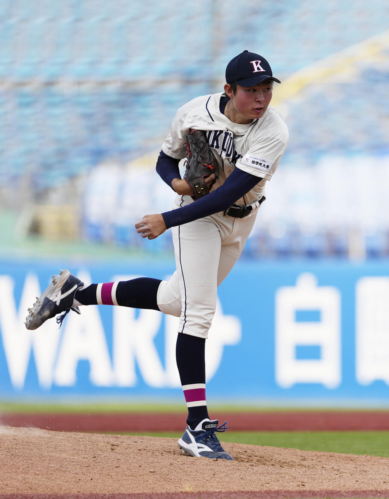東都大学野球春季リーグ　国学院大対亜大　4回裏途中から登板し力投する国学院大・中井遙次郎（撮影・小島史椰）