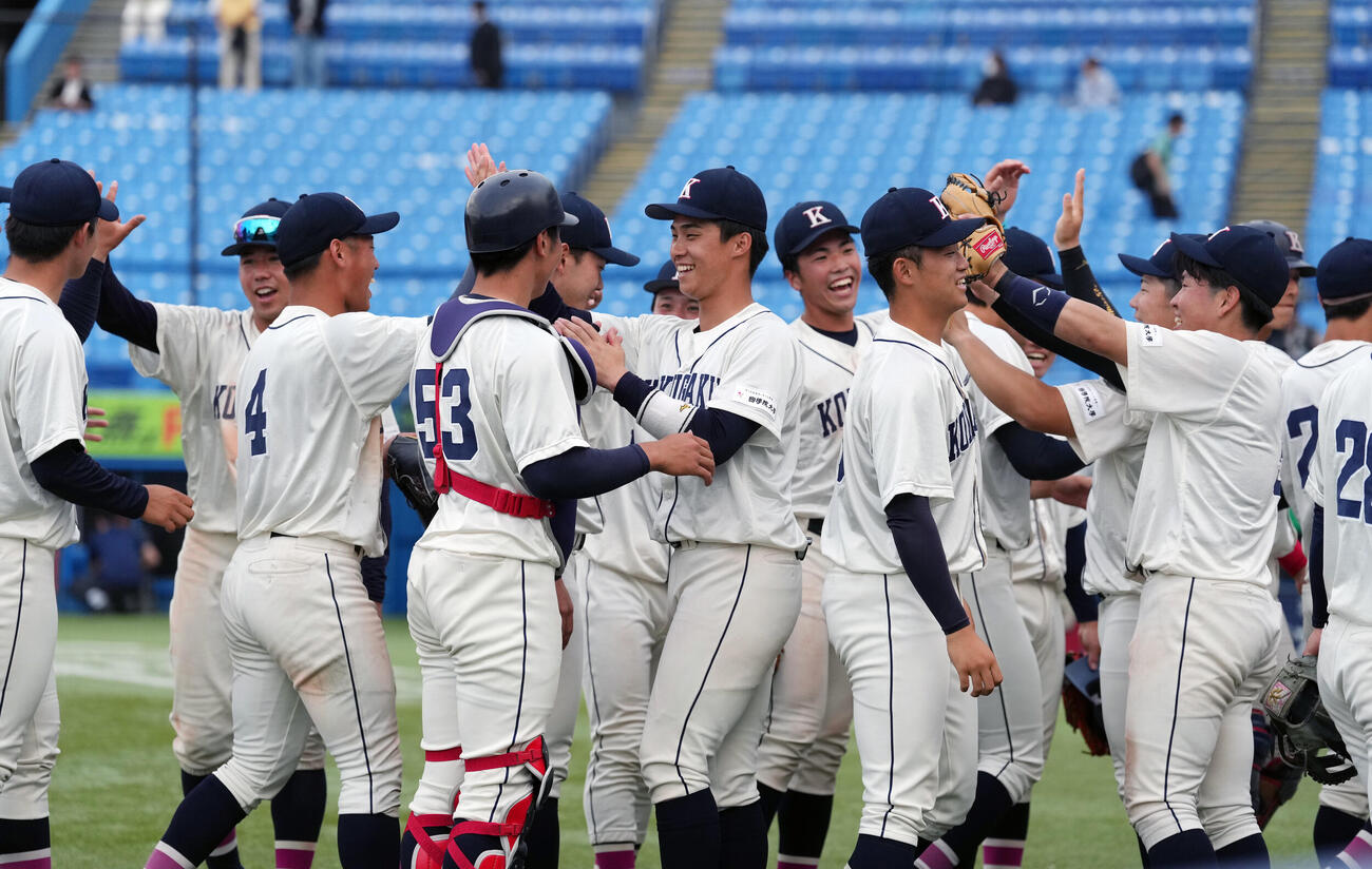 東都大学野球春季リーグ　国学院大対亜大　亜大に勝利し笑顔を見せる国学院大の選手たち（撮影・小島史椰）