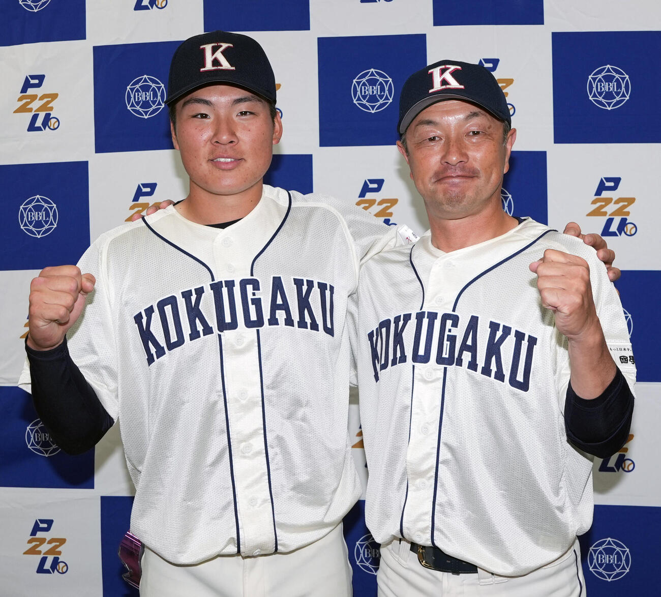東都大学野球春季リーグ　国学院大対亜大　亜大に勝利しガッツポーズで写真に納まる国学院大・花田悠月（左）と鳥山泰孝監督（撮影・小島史椰）