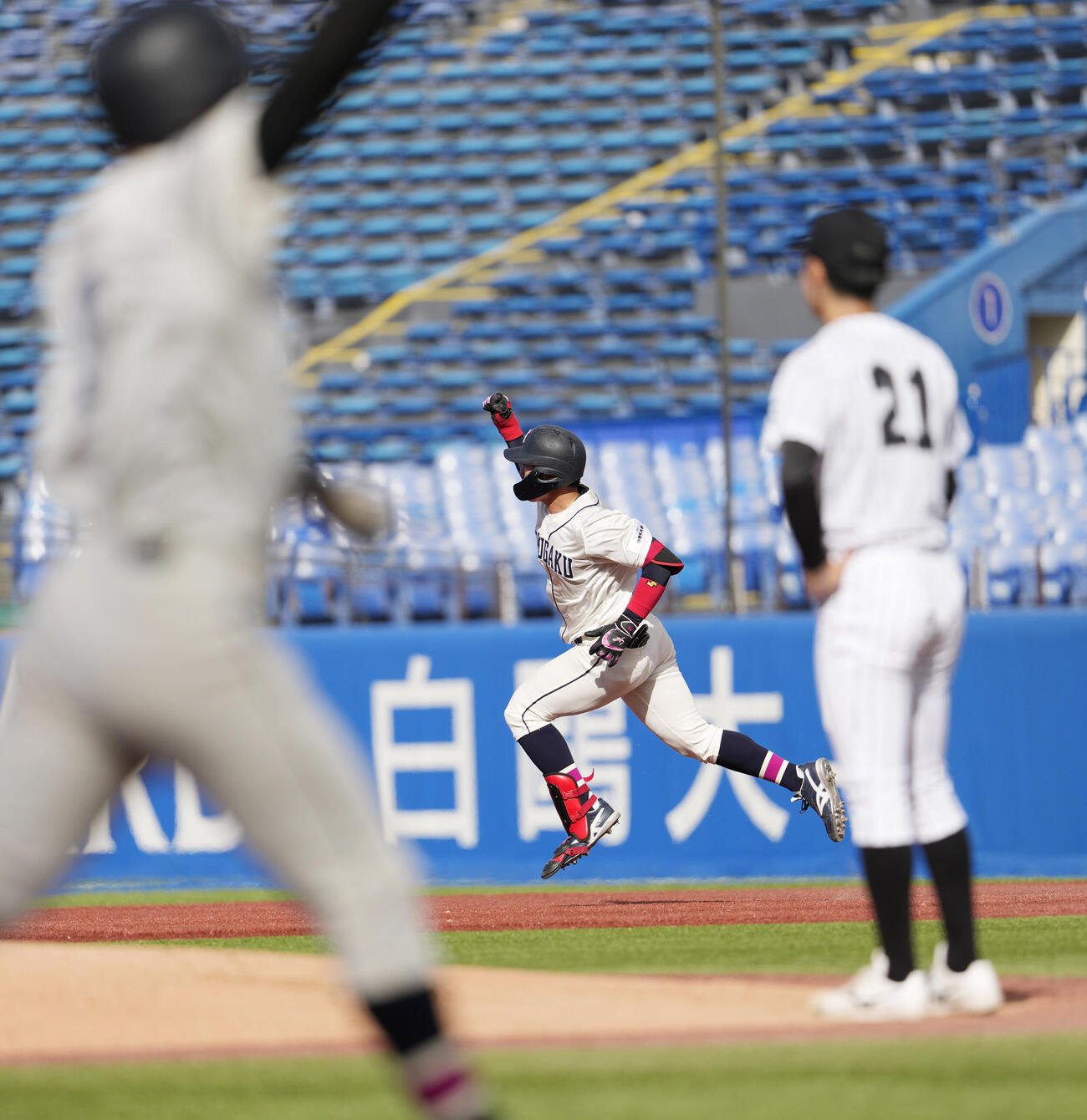 東都大学野球春季リーグ　国学院大対亜大　3回表国学院大2死満塁、満塁本塁打を放ちガッツポーズをする花田悠月（撮影・小島史椰）