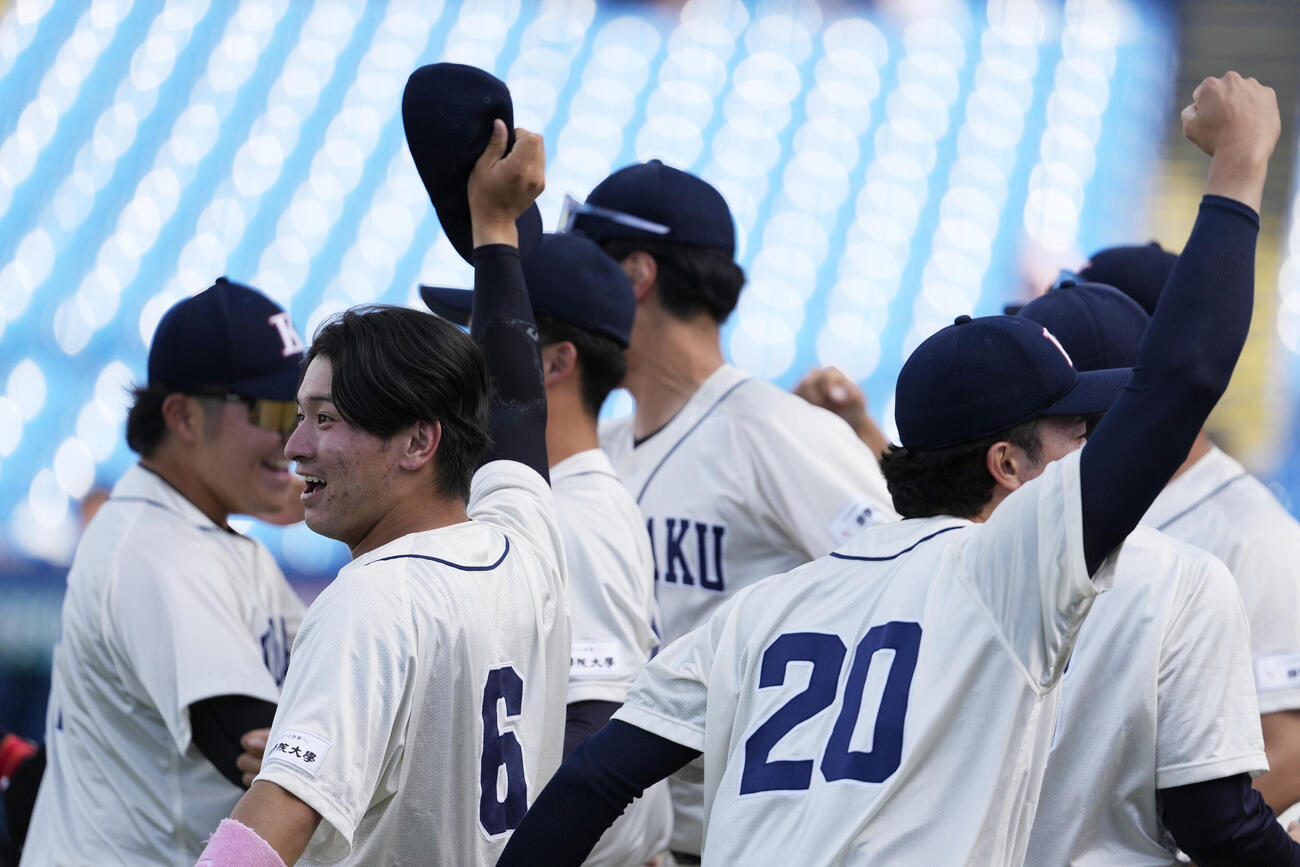 東都大学野球春季リーグ　国学院大対亜大　3回表国学院大2死満塁、花田悠月が満塁本塁打を放ち喜ぶナイン（撮影・小島史椰）
