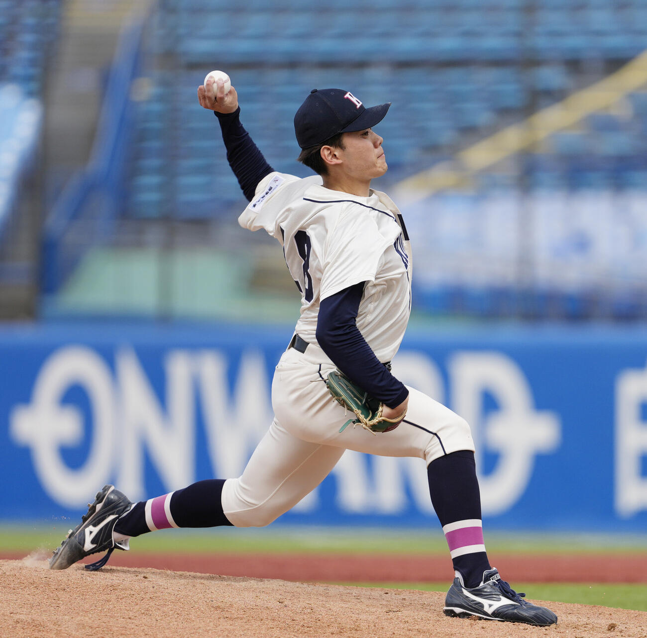東都大学野球春季リーグ　国学院大対亜大　力投する先発の国学院大・藤本士生（撮影・小島史椰）