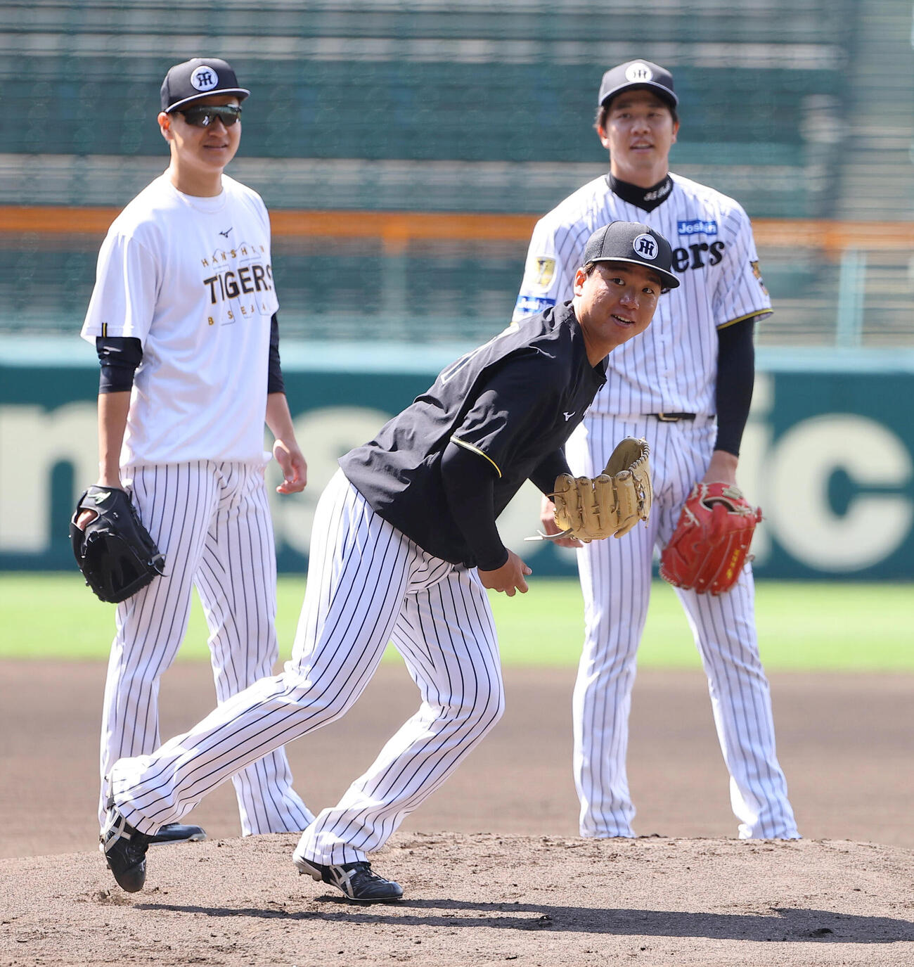 投内連係プレーの練習をする左から大竹耕太郎、村上頌樹、才木浩人（撮影・上田博志）