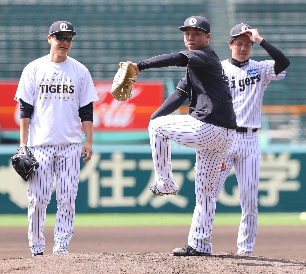 投内連係プレーの練習をする左から大竹耕太郎、村上頌樹、才木浩人（撮影・上田博志）