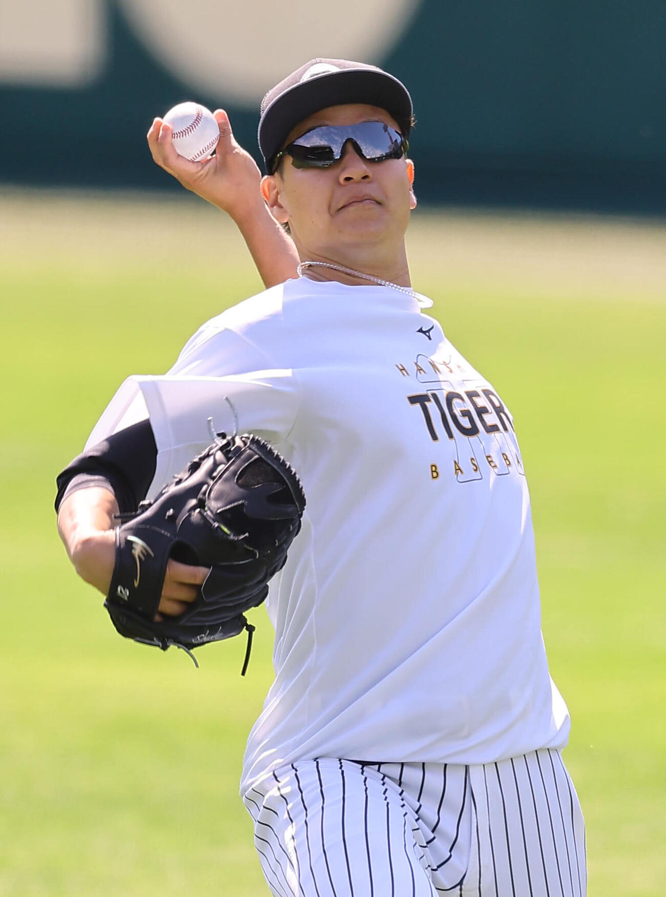 キャッチボールをする阪神大竹耕太郎（撮影・上田博志）
