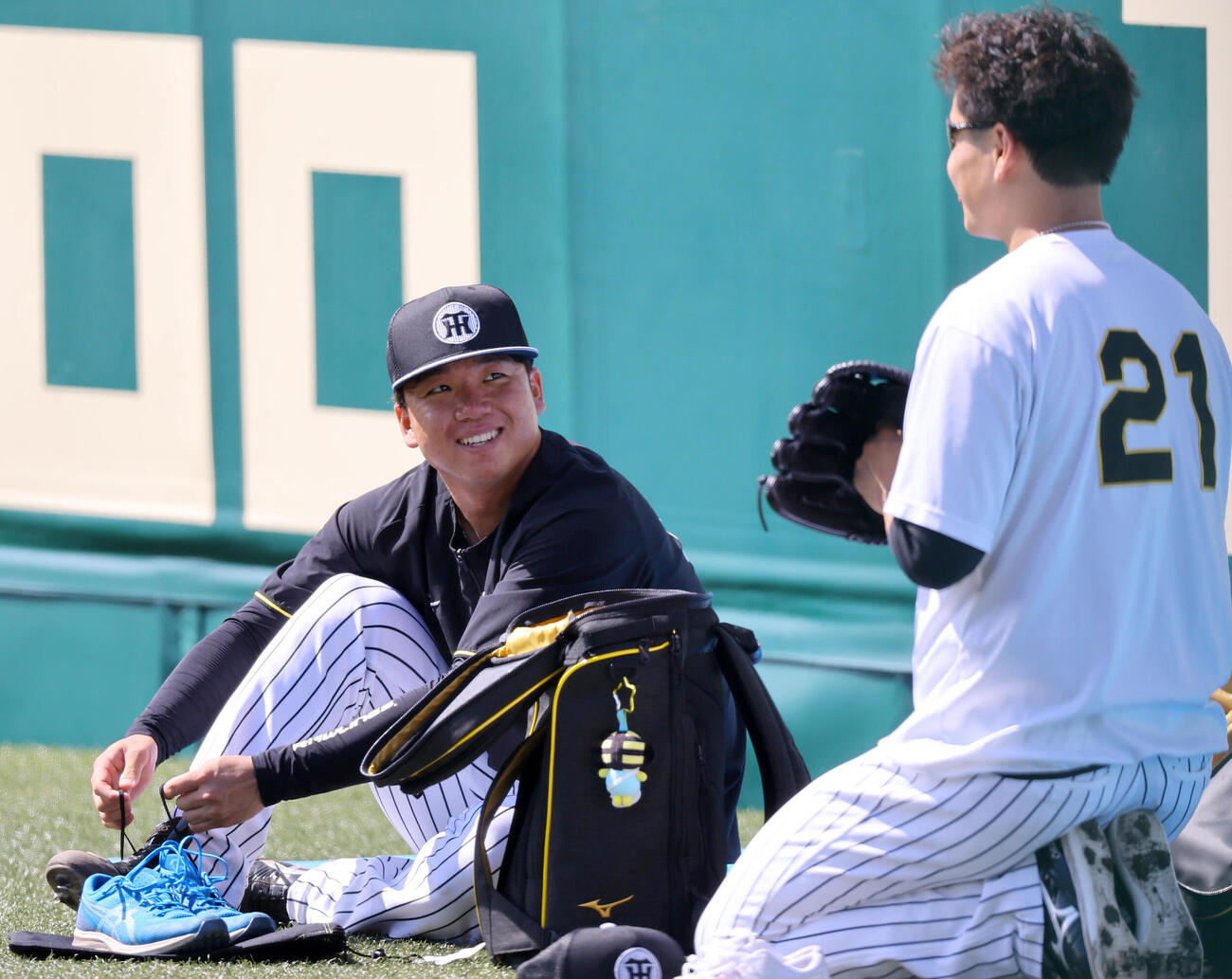 阪神村上頌樹（左）は大竹耕太郎と笑顔を見せながら話す（撮影・上田博志）