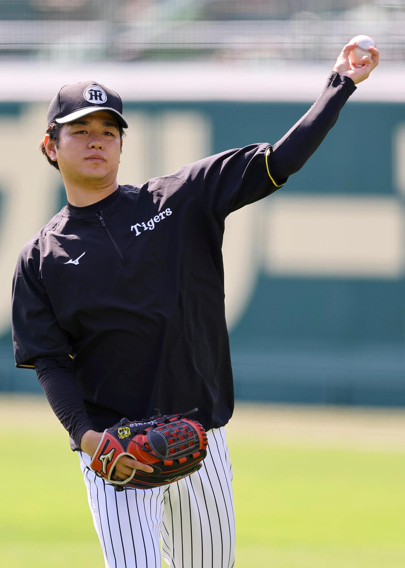 キャッチボールをする阪神高橋遥人（撮影・上田博志）