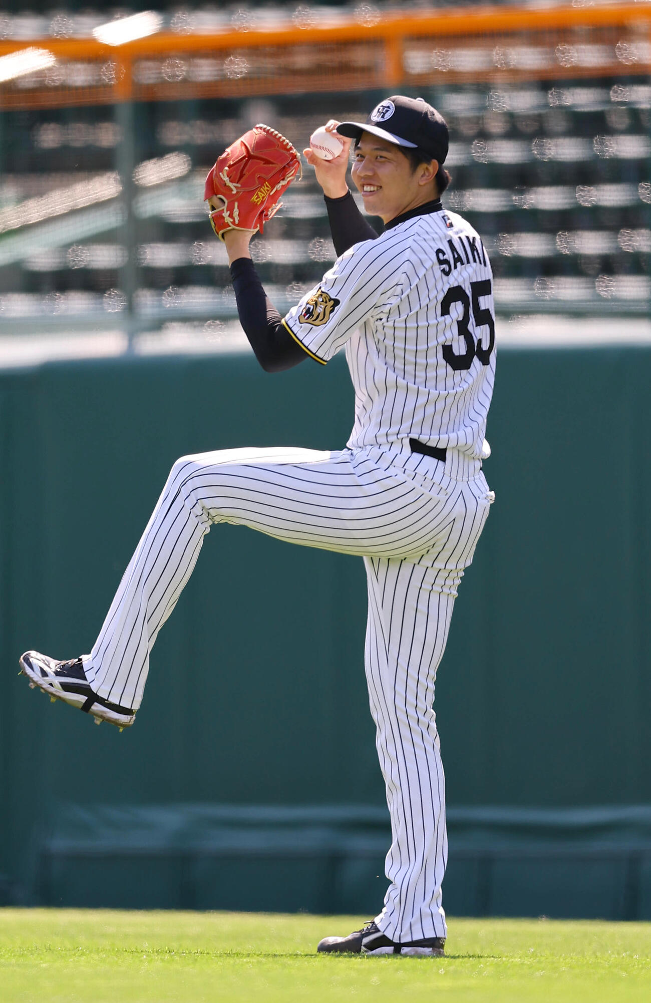 笑顔を見せながらキャッチボールをする阪神才木浩人（撮影・上田博志）