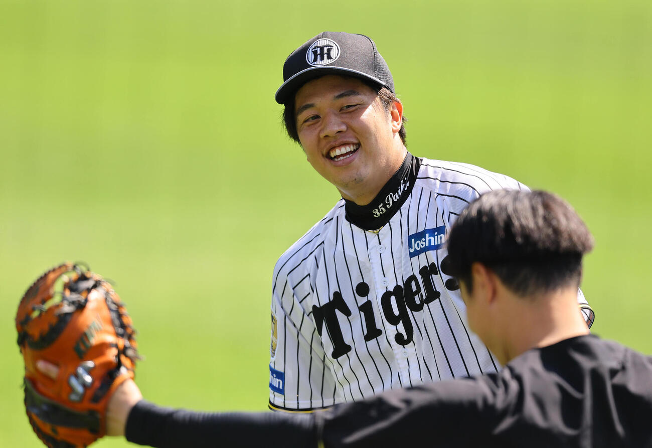 笑顔を見せる阪神才木浩人（撮影・上田博志）