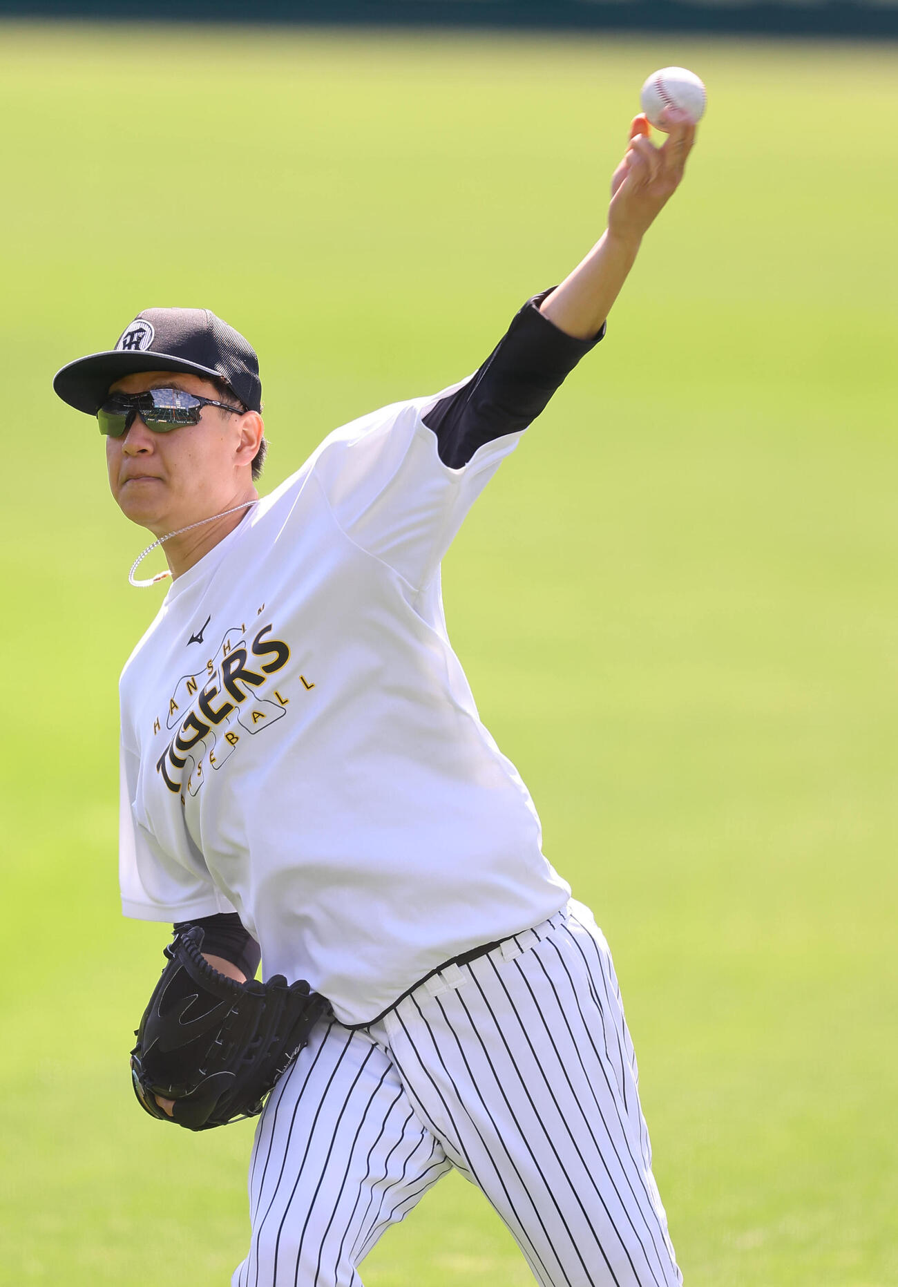 キャッチボールをする阪神大竹耕太郎（撮影・上田博志）