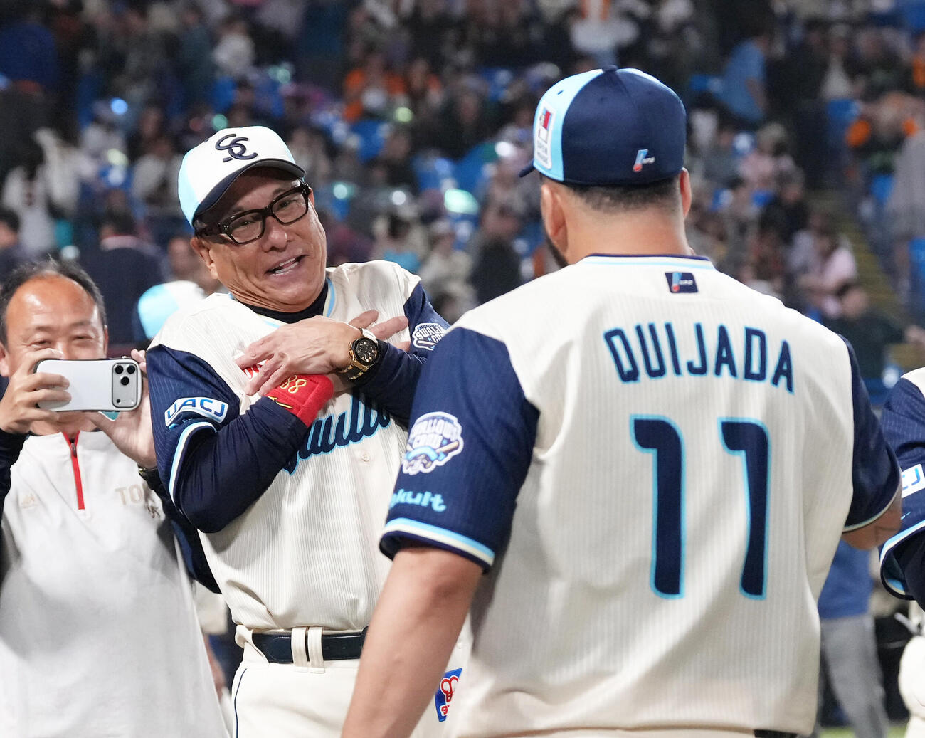 ヤクルト対巨人　NPB初登板から8試合連続セーブを挙げたヤクルトのキハダ（右）をおどけながら迎える池山監督＝2026年4月