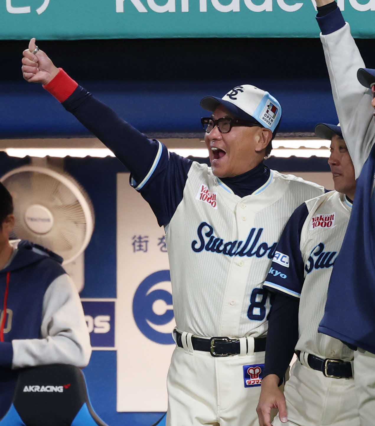 ヤクルト対巨人　4回裏ヤクルト1死一、二塁、オスナの3点本塁打に喜ぶ池山監督＝2026年4月