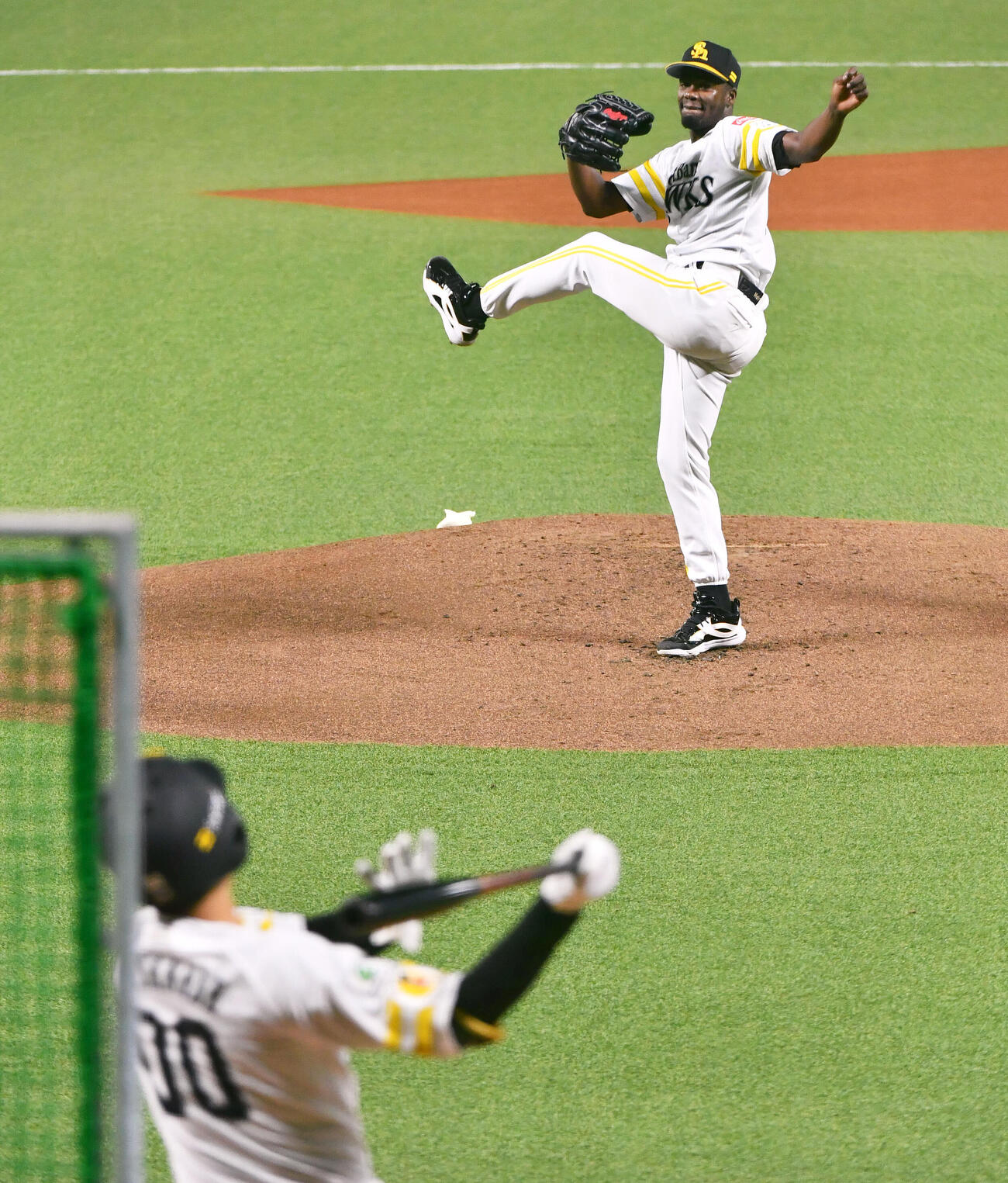 ソフトバンク対ロッテ　試合前、ライブBPで渡辺陸（手前）を空振り三振に抑えるソフトバンクのリバン・モイネロ（撮影・岩下翔太）