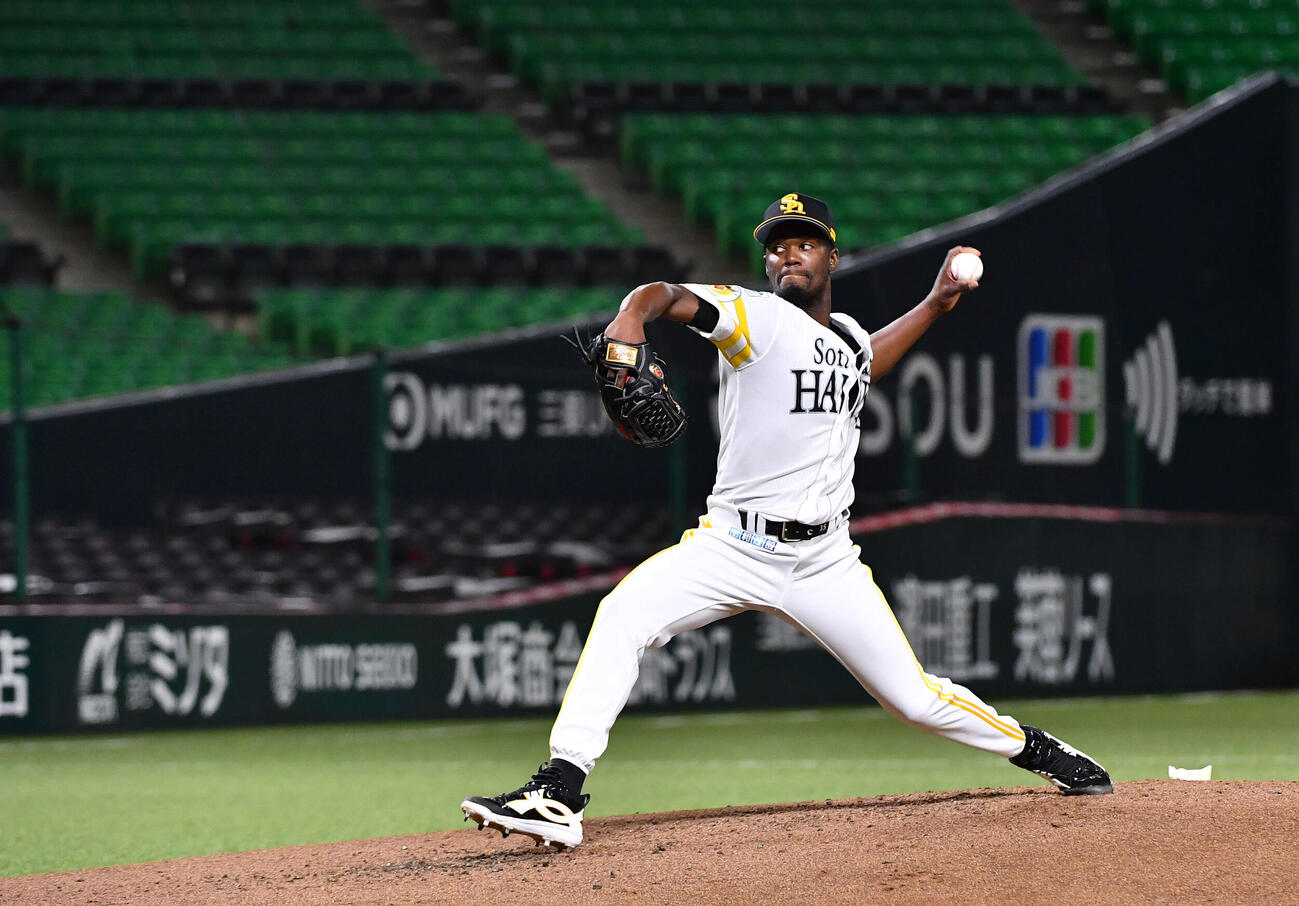 ソフトバンク対ロッテ　試合前、ライブBPに登板したソフトバンクのリバン・モイネロ（撮影・岩下翔太）