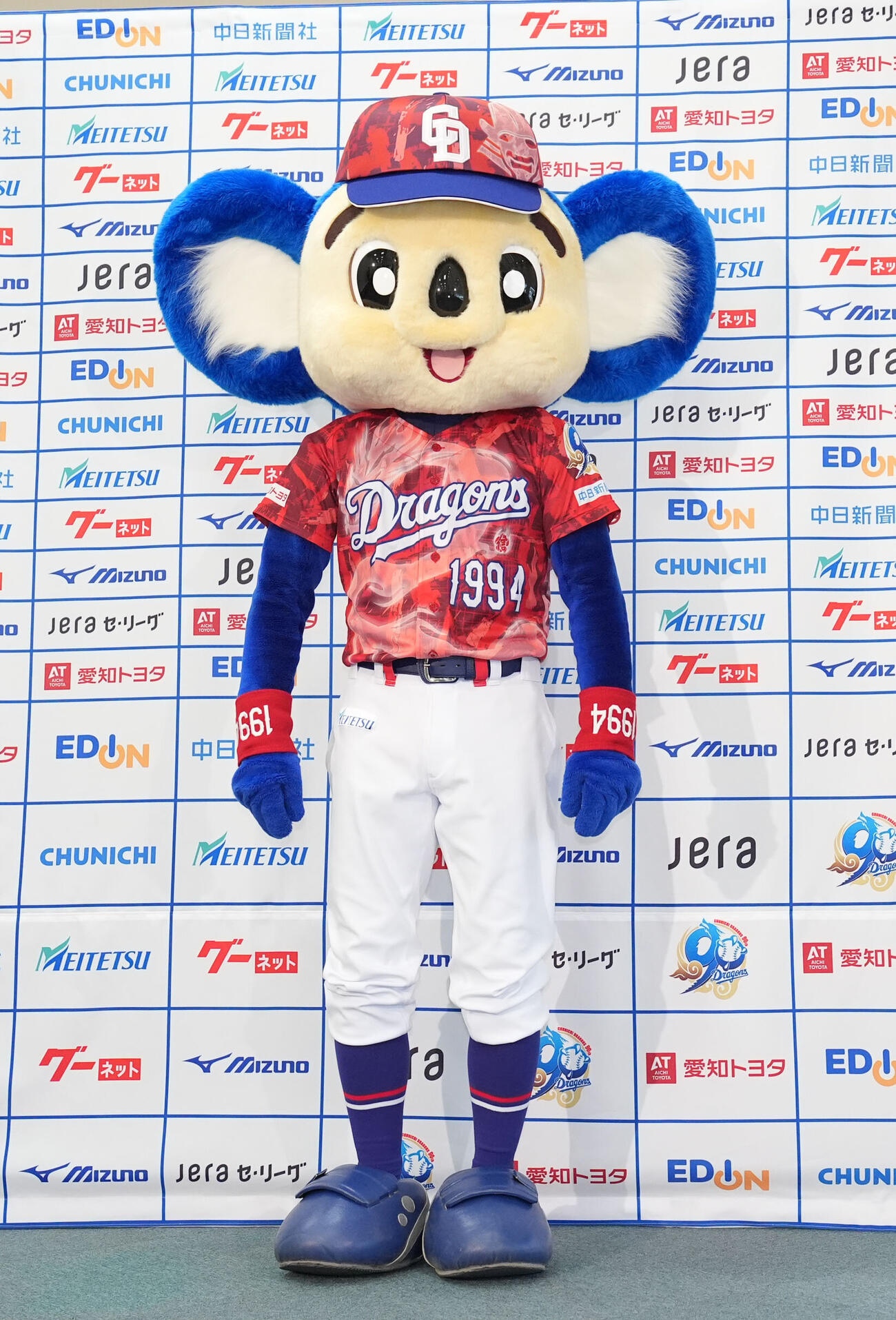 中日対巨人　試合前、昇竜ユニホーム第3弾を披露するドアラ（撮影・森本幸一）