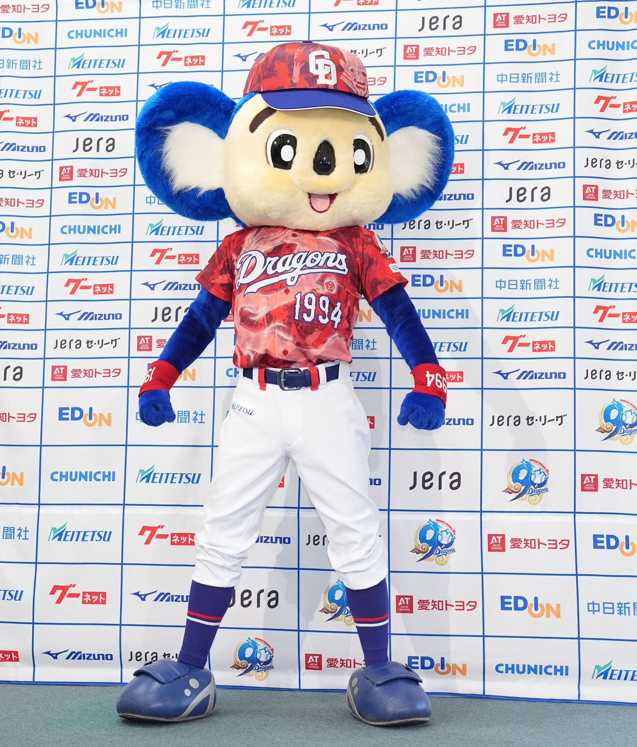 中日対巨人　試合前、昇竜ユニホーム第3弾を披露するドアラ（撮影・森本幸一）