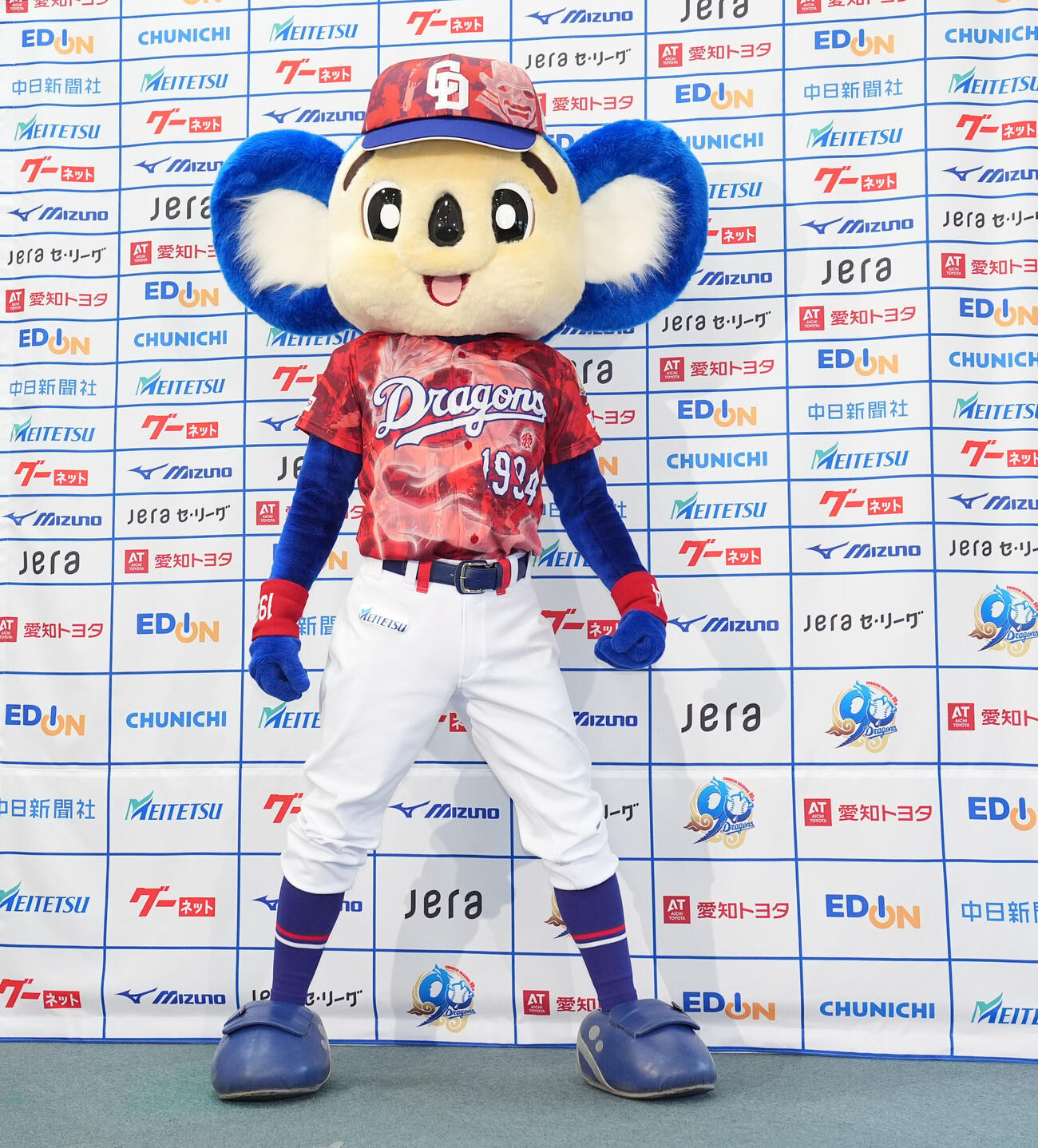 中日対巨人　試合前、昇竜ユニホーム第3弾を披露するドアラ（撮影・森本幸一）