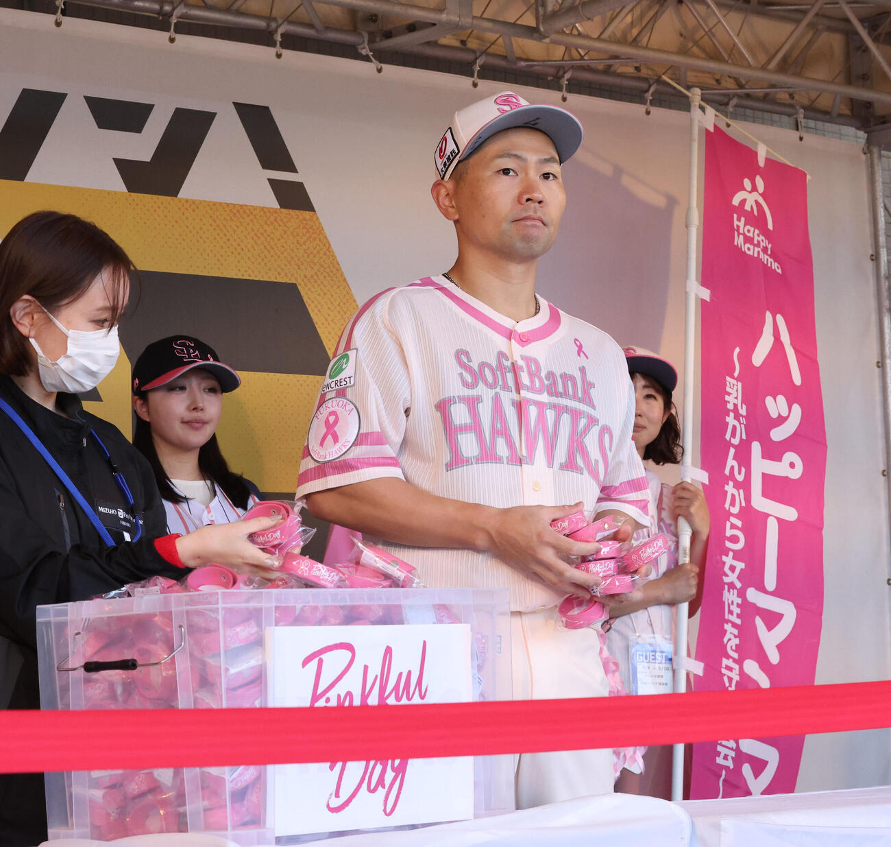 ソフトバンク対ロッテ　ピンクリボンチャリティーグッズをファンに手渡すソフトバンク中村晃（撮影・梅根麻紀）