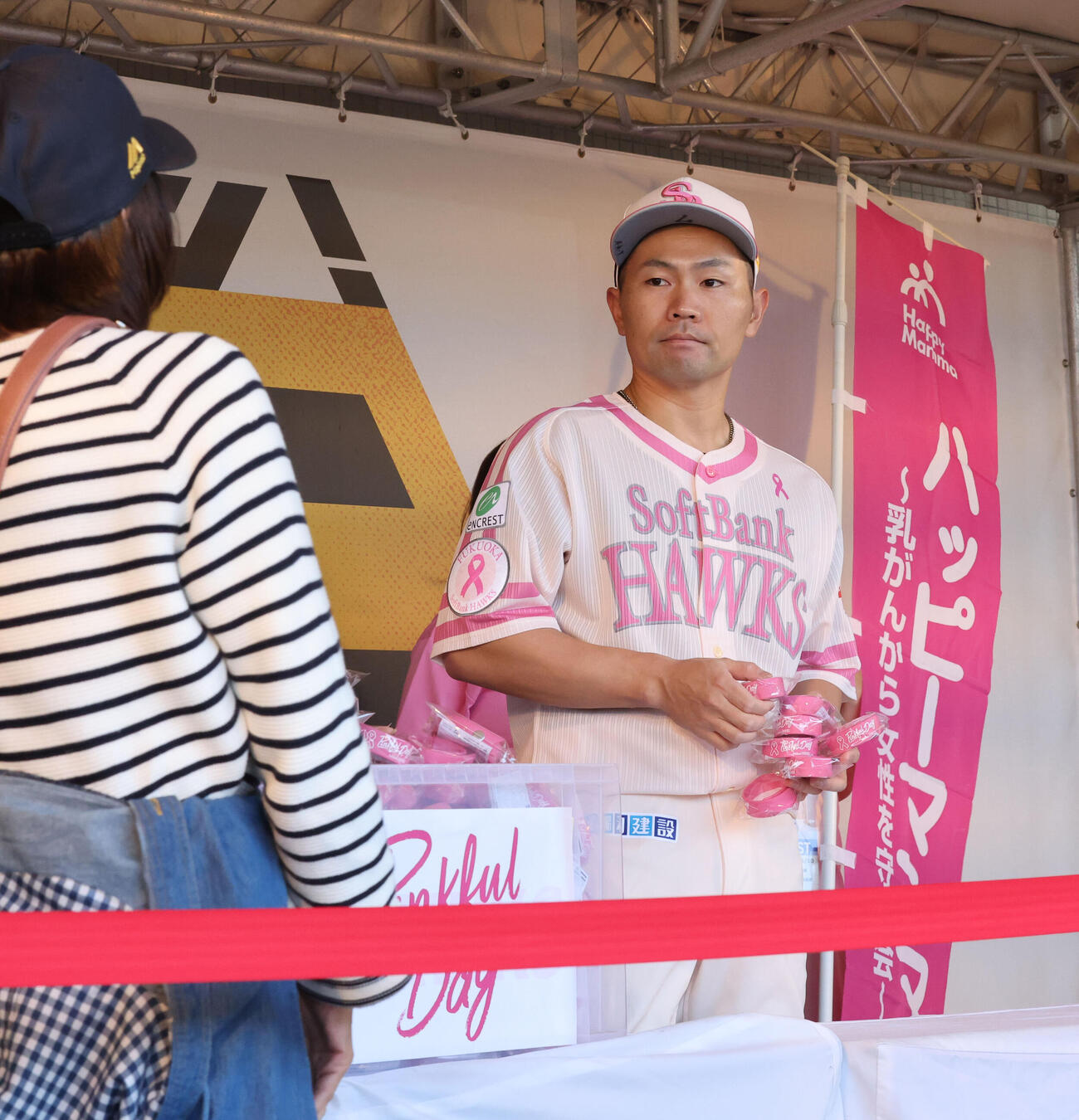 ソフトバンク対ロッテ　ピンクリボンチャリティーグッズをファンに手渡すソフトバンク中村晃（撮影・梅根麻紀）