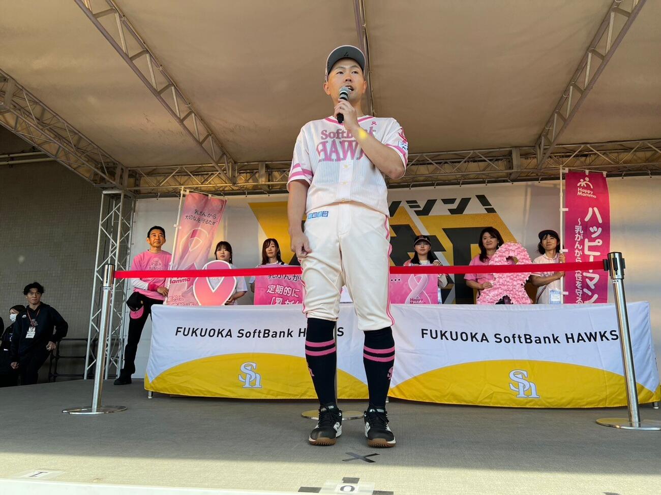 ソフトバンク対ロッテ　ピンクリボンチャリティーで話をするソフトバンク中村晃（撮影・梅根麻紀）