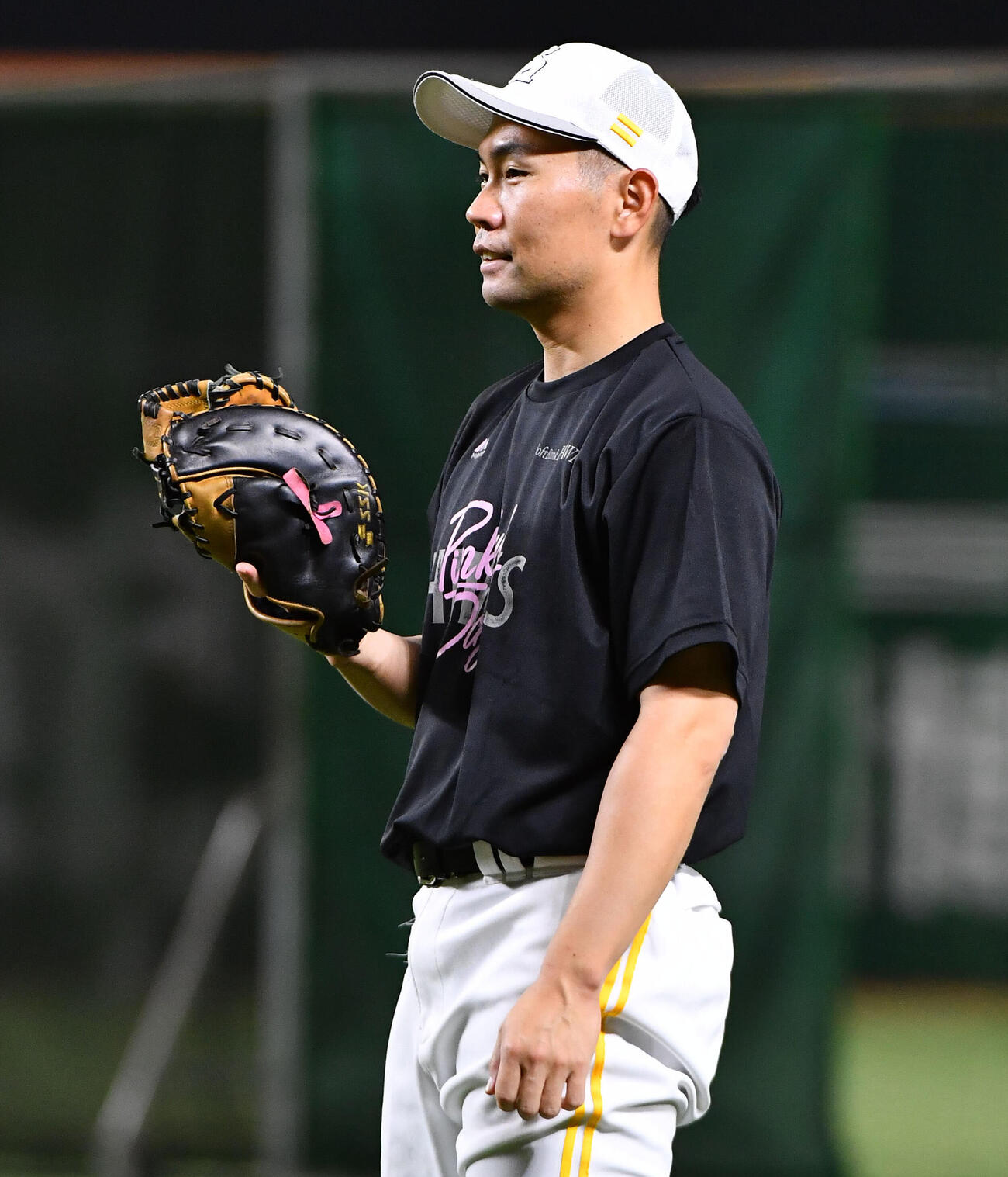ソフトバンク対ロッテ　グラブにピンクリボンをつけるソフトバンク中村晃（撮影・岩下翔太）