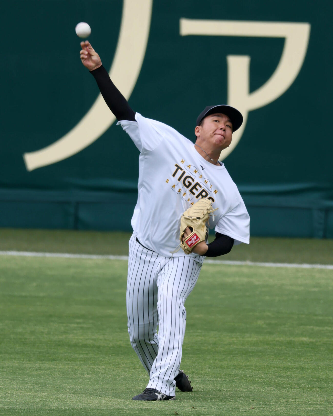 阪神対DeNA　　キャッチボールする阪神村上頌樹（撮影・加藤哉）