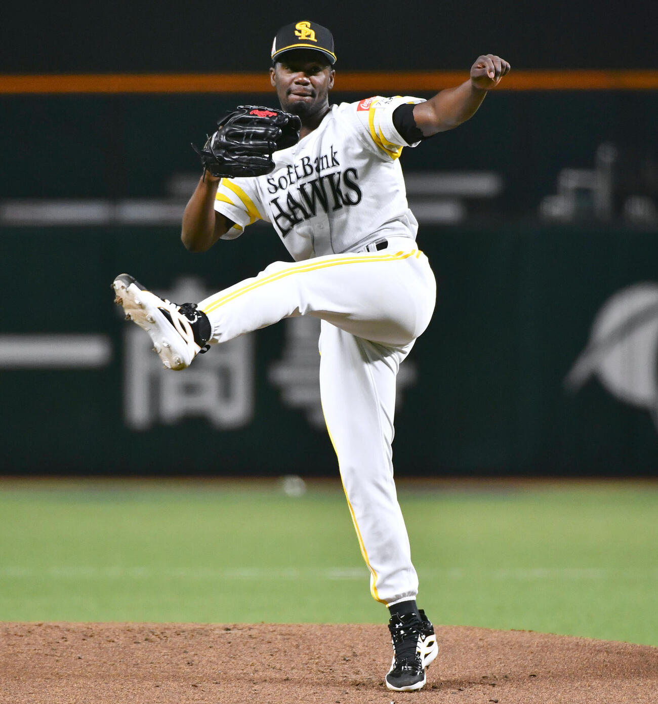 ソフトバンク対ロッテ　試合前、ライブBPに登板したソフトバンクのリバン・モイネロ（撮影・岩下翔太）