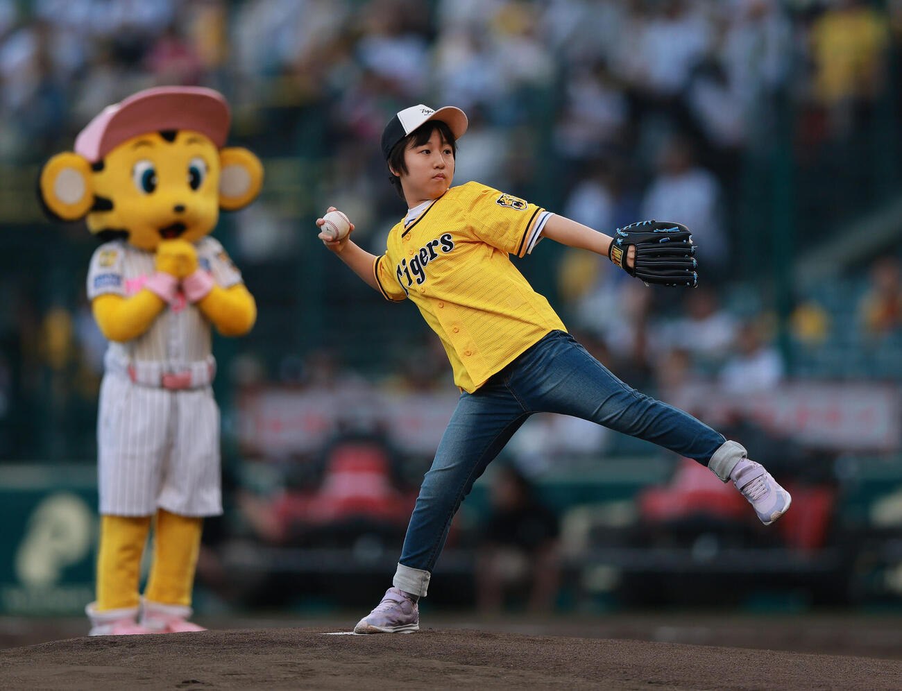 阪神対DeNA　ファーストピッチでボールを投球する児童（撮影・上山淳一）