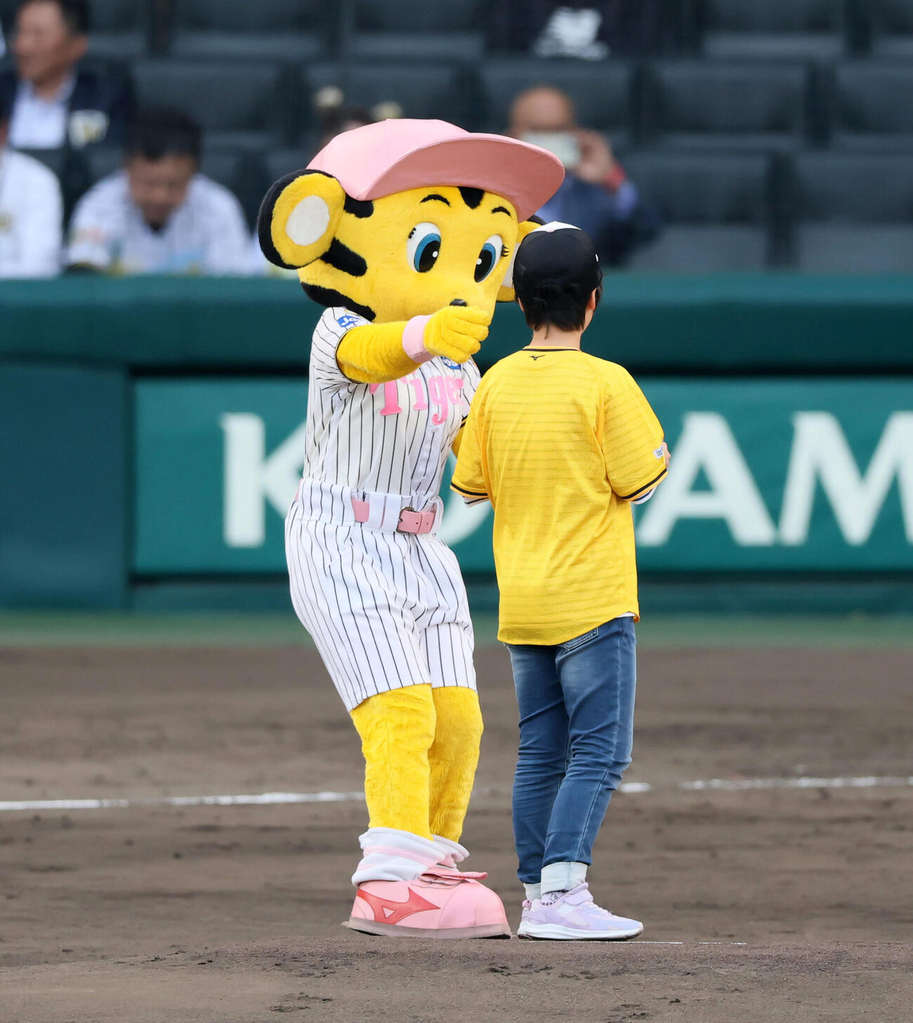 阪神対DeNA　ファーストピッチセレモニーに登板した女の子のもとにボールを運んで手渡すラッキー（撮影・加藤哉）