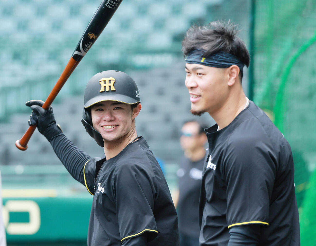 阪神対DeNA　試合前の練習のでリラックスした表情を見せる阪神中野拓夢（左）と佐藤輝明（撮影・上山淳一）
