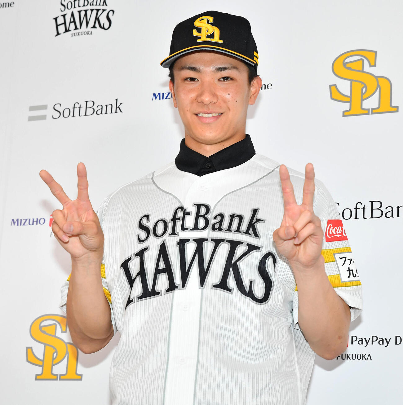 支配下登録されたソフトバンク藤原大翔は、両手で新しい背番号の22をつくる（撮影・岩下翔太）