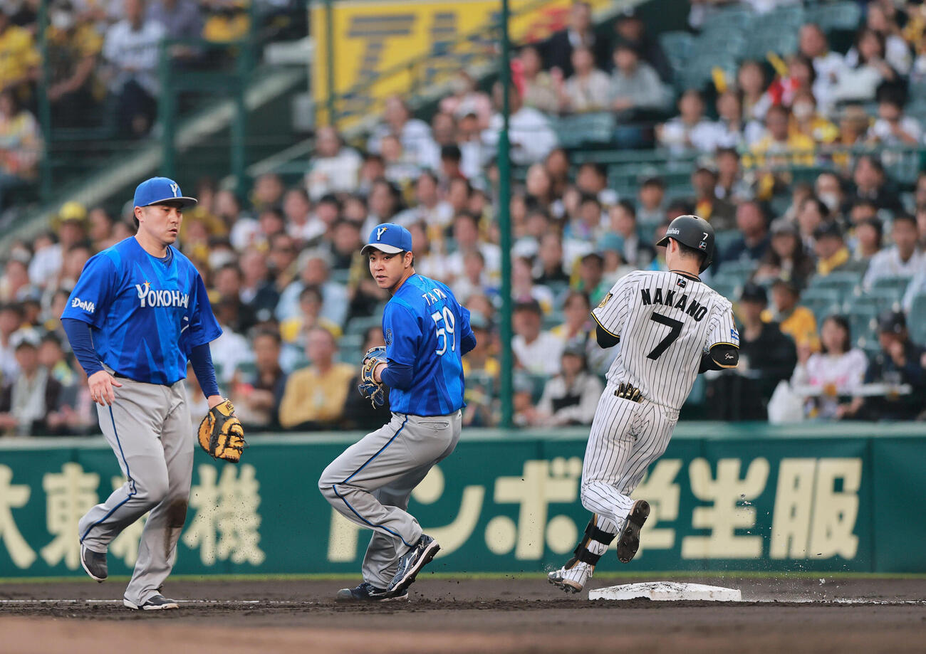 阪神対DeNA 1回裏阪神無死二塁、中野拓夢を一ゴロに仕留める投手平良拳太郎（中央）（撮影・上山淳一）