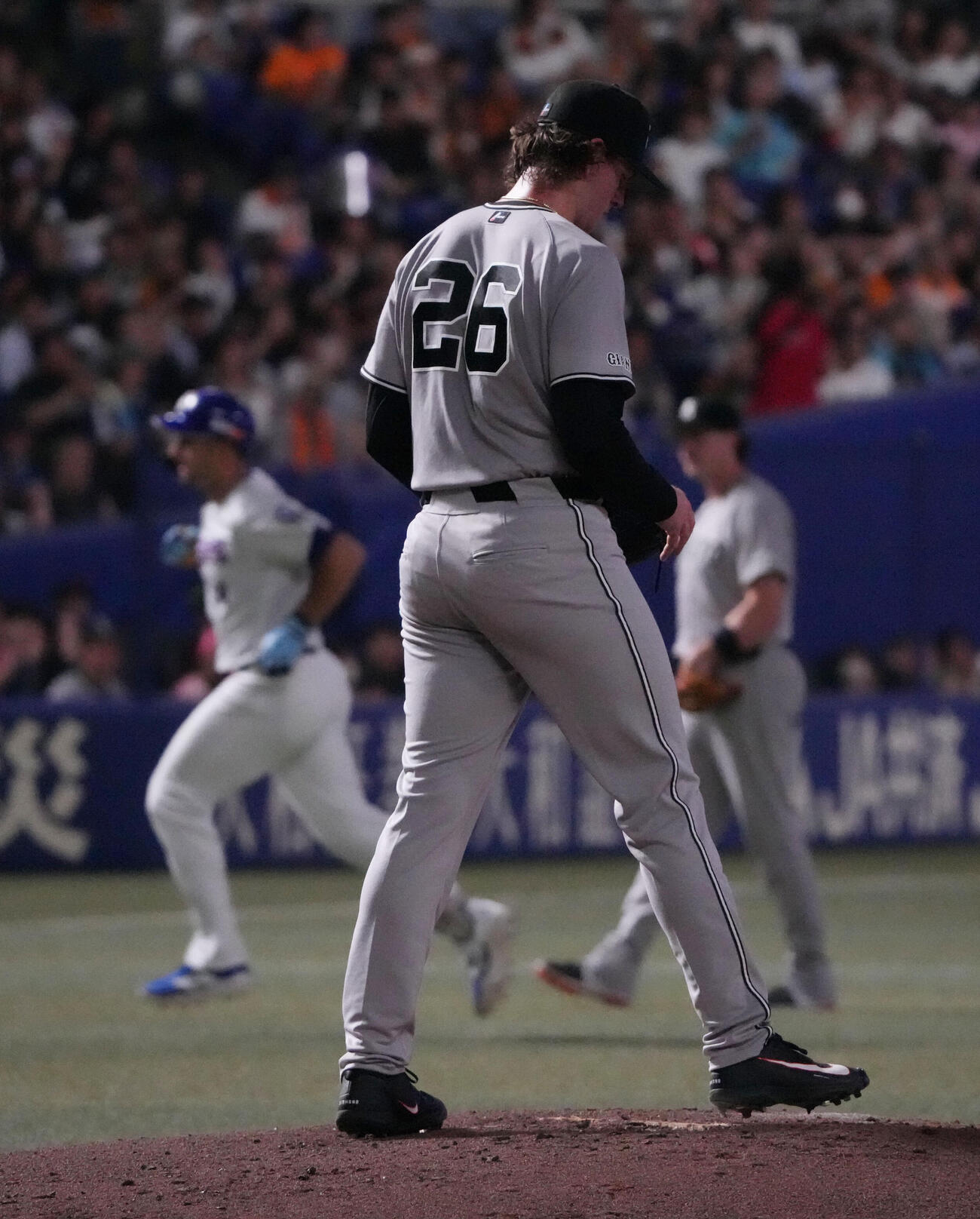 中日対巨人　2回裏中日無死一塁、フォレスト・ウィットリー（中央）はジェイソン・ボスラーに2点本塁打を打たれる（撮影・森本幸一）