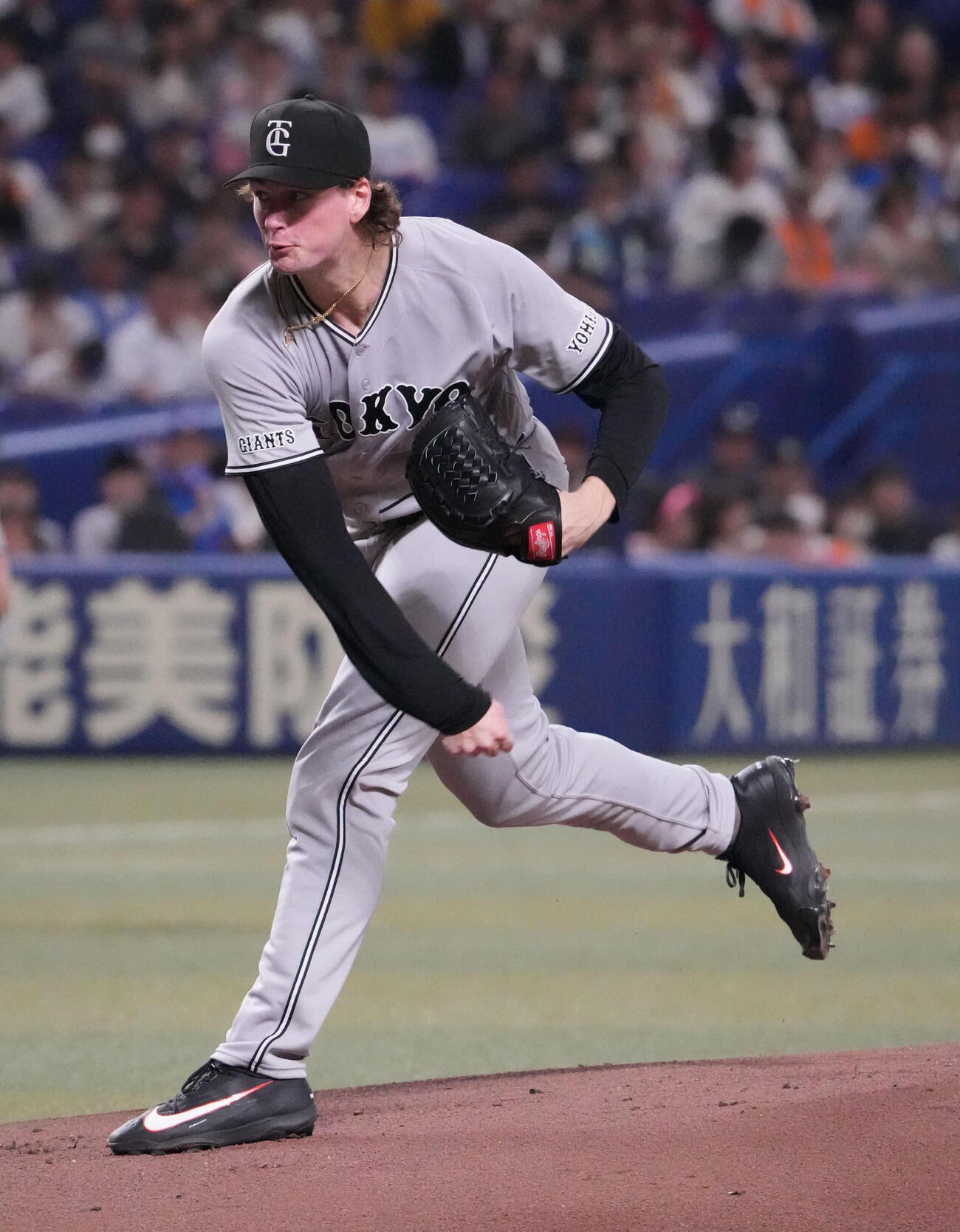 中日対巨人　1回裏、登板する巨人先発のフォレスト・ウィットリー（撮影・森本幸一）