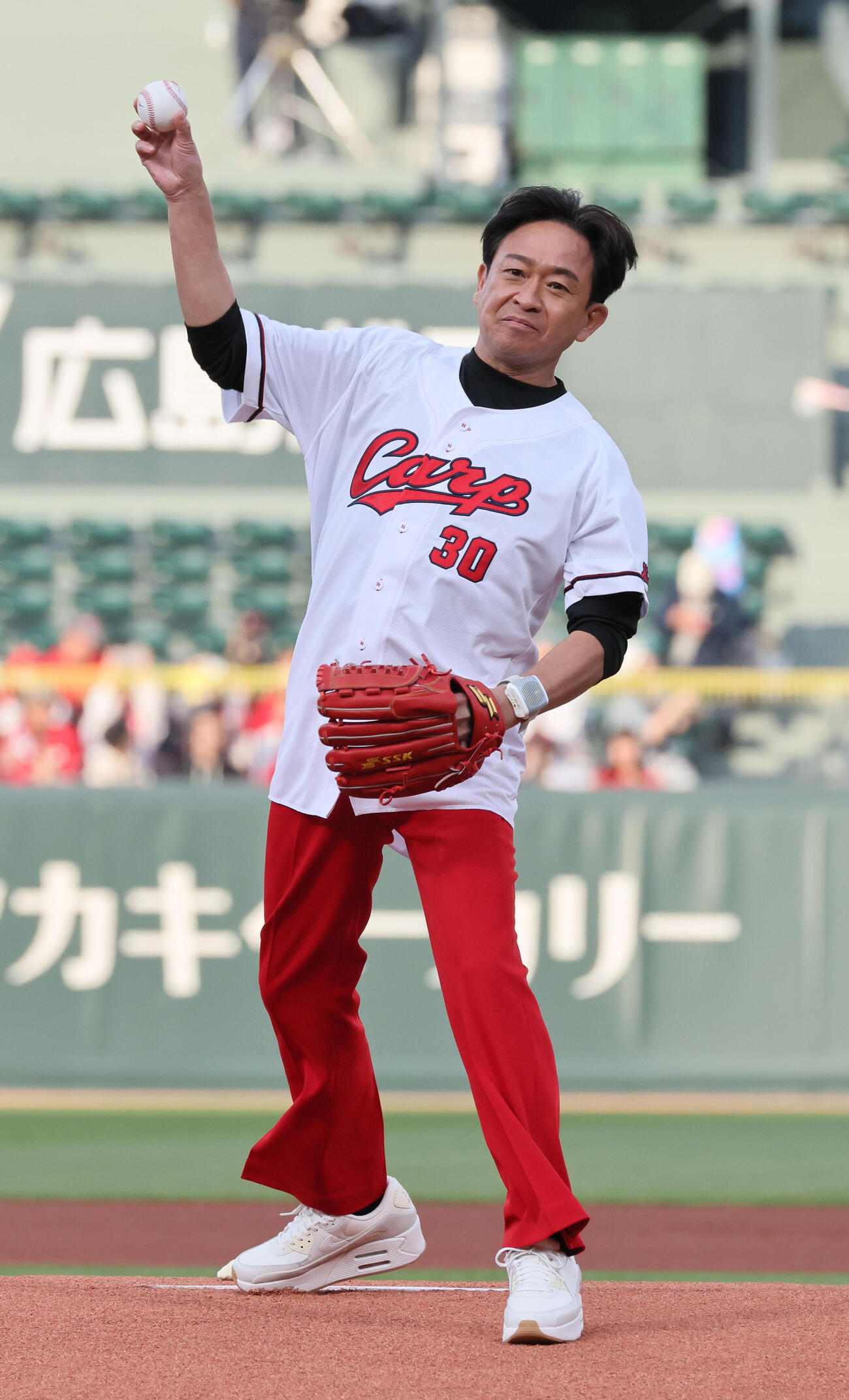 広島対ヤクルト　始球式に登場した城島茂（撮影・加藤孝規）